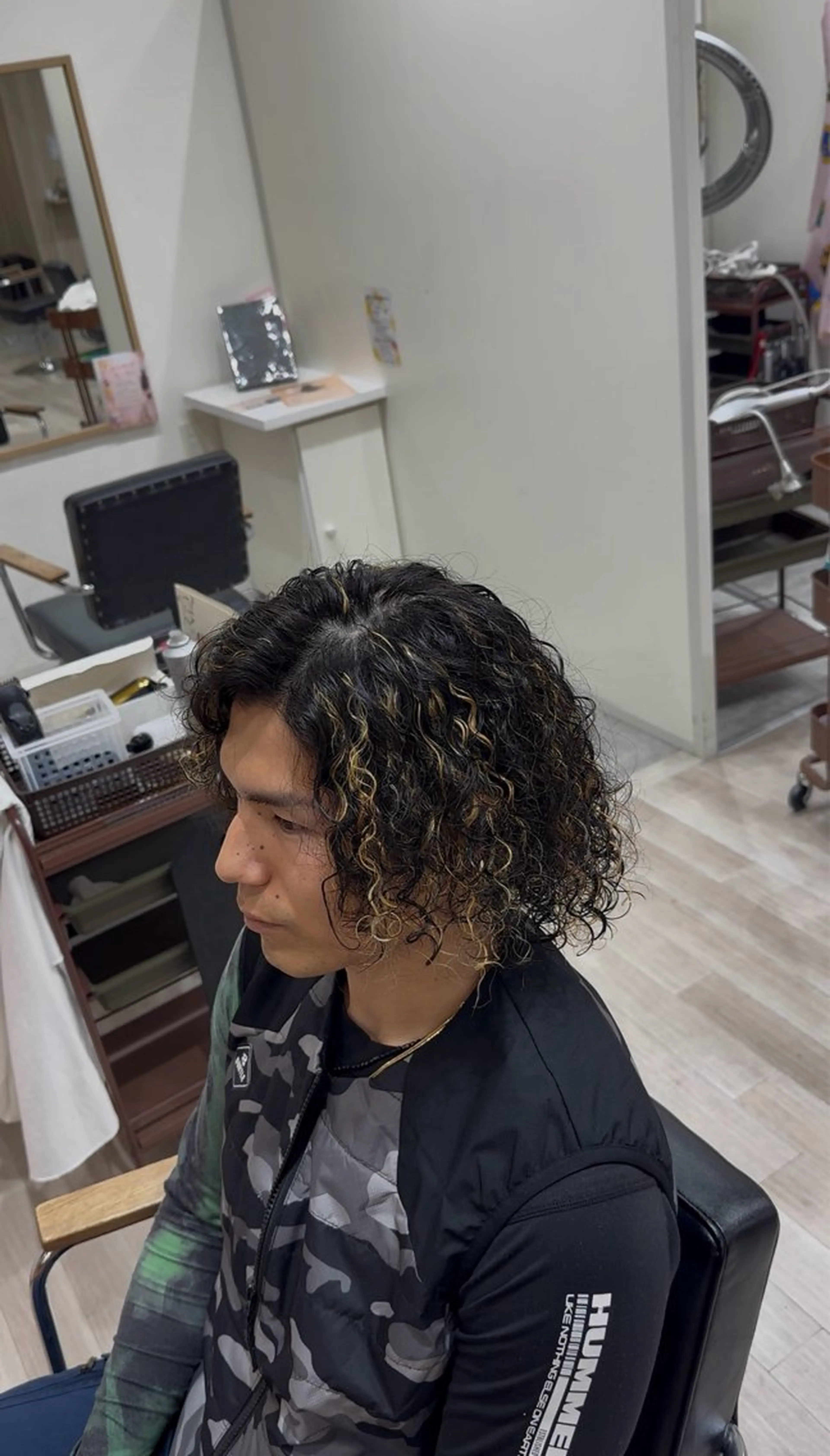 ミディアム パーマ メンズ メンズハイライト ハイライト カット パーマ Chere ore 新金岡所属・ツイスパ/フェード /辻諒哉のヘアスタイル