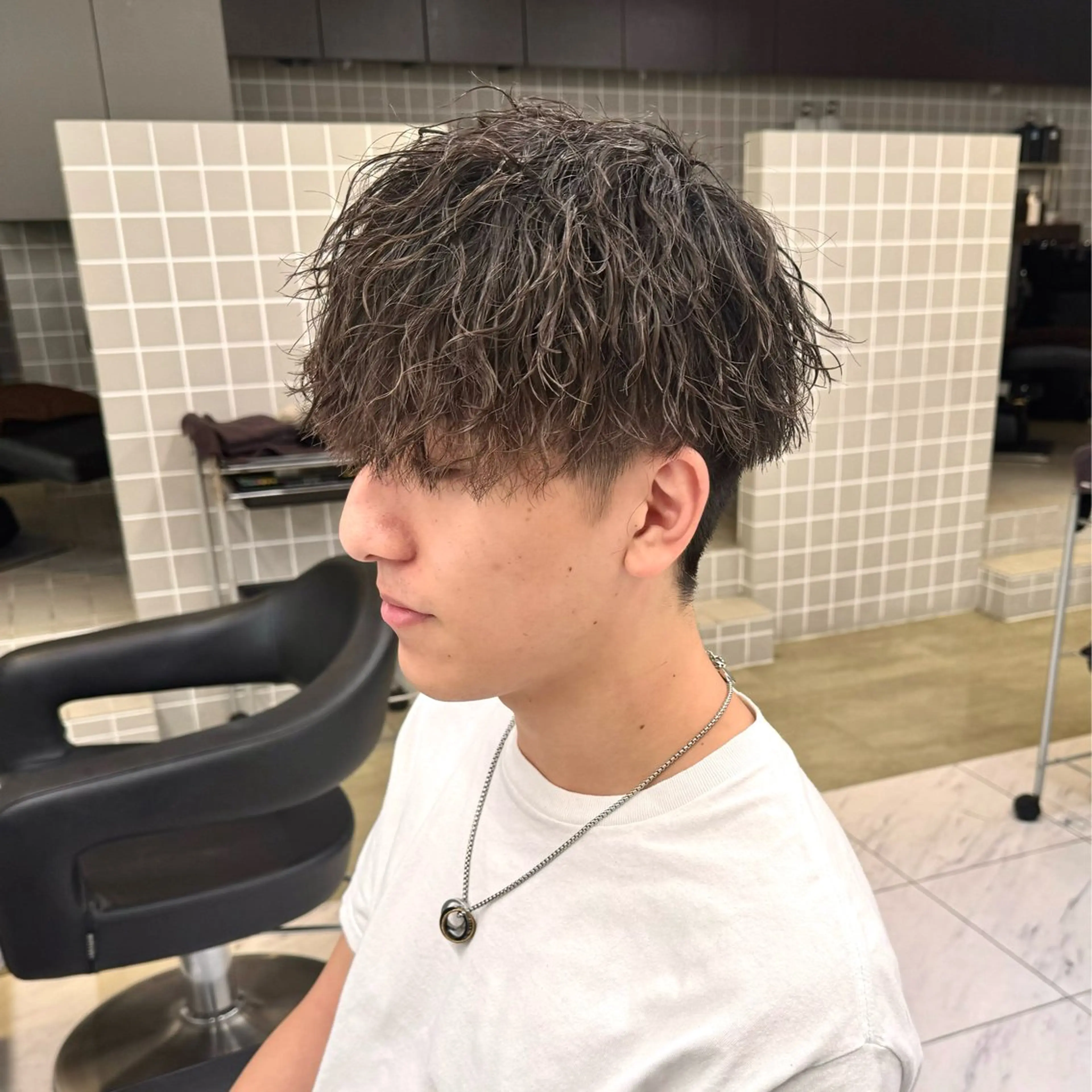 ミディアム パーマ ヘアアレンジ メンズ ミディアムパーマ メンズパーマ カット パーマ トリートメント ヘッドスパ ヘアセット 顔まわりカット の達人のヘアスタイル