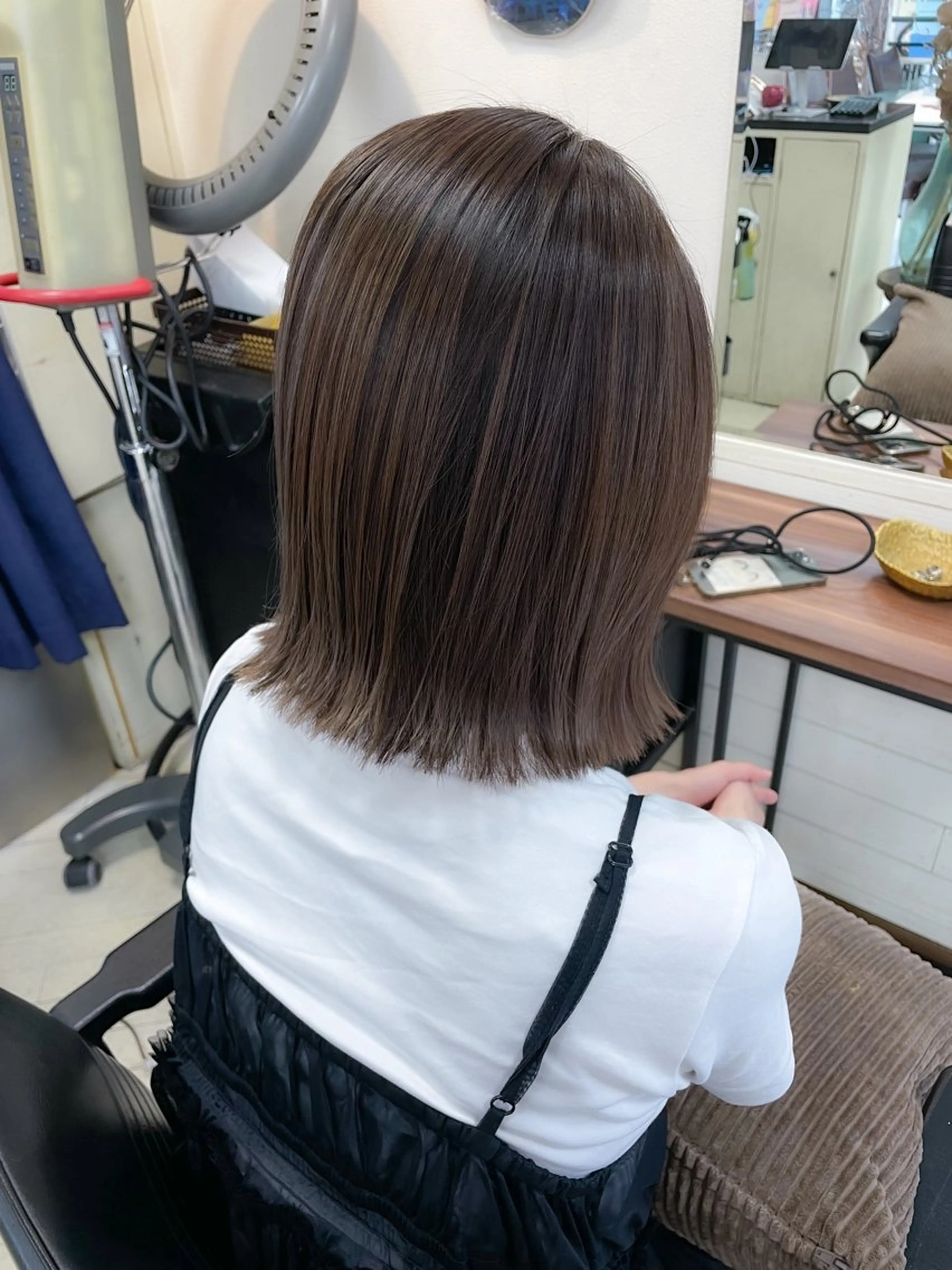 ミディアム カラー グレージュ シルバー ボブ 外ハネヘア 【ヌーベルバレ】 ゆきみのヘアスタイル