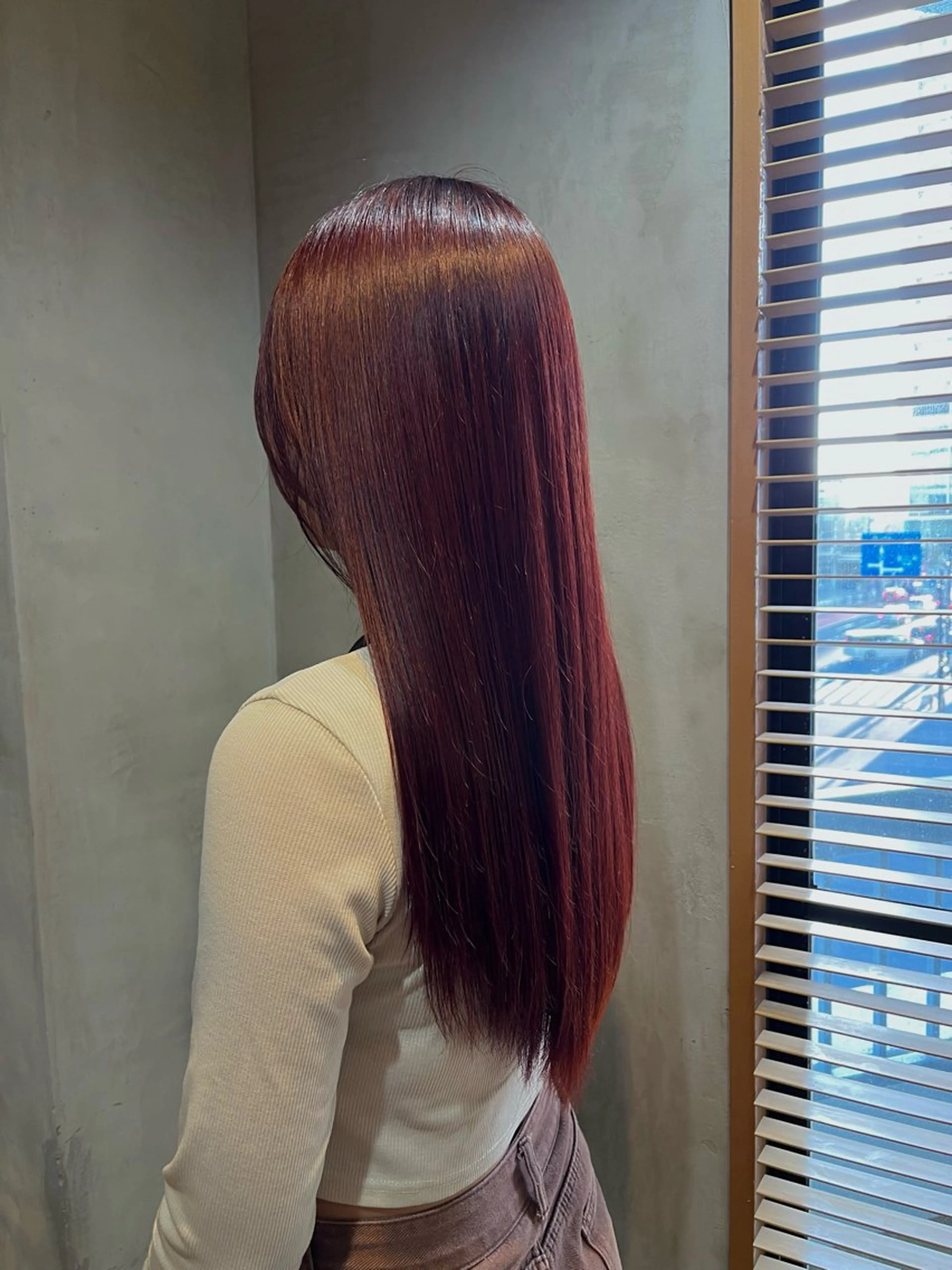 ロング カラー ブリーチ ダブルカラー ブリーチなしカラー レッドカラー カット トリートメント 韓国風前髪顔周り バーバーakaneのヘアスタイル