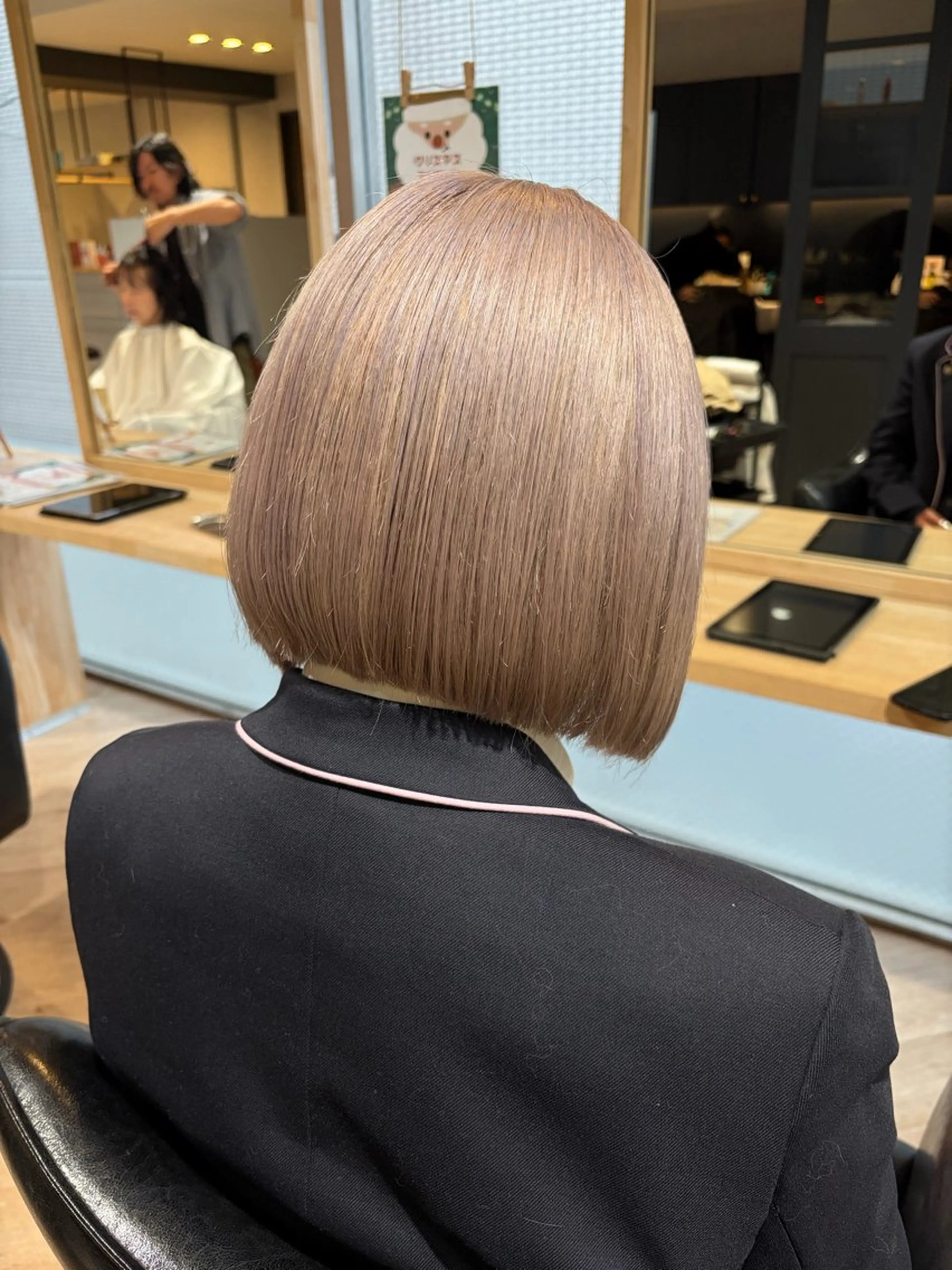 ショート カラー ブリーチ ブロンド ホワイトブロンド ヘアカラー トリートメント ELLE&SALLY 石野のヘアスタイル