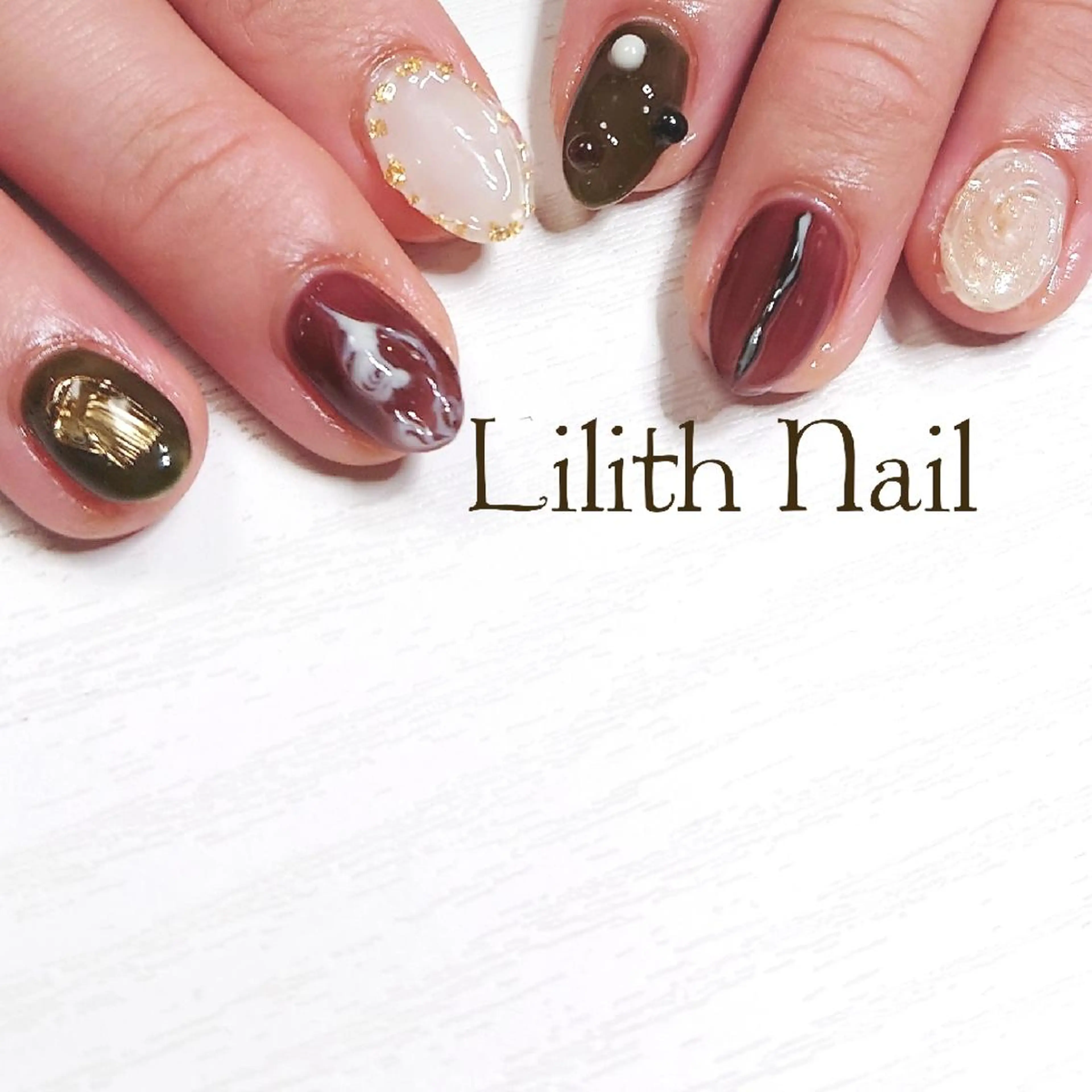 ネイル ブラウン ニュアンスネイル 赤色 ホワイト 冬ネイル ハンドネイル Lilith Nailのネイルデザイン