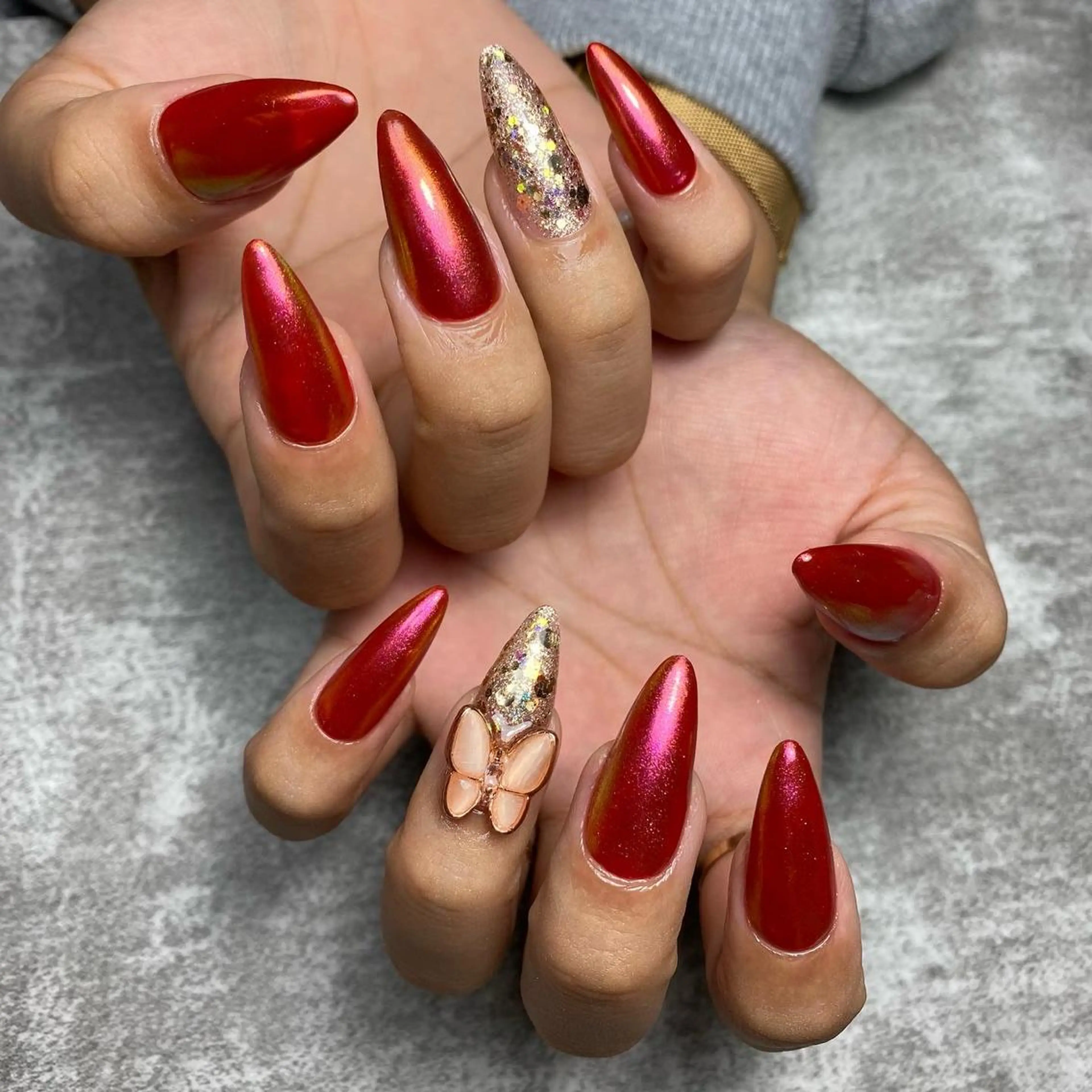 ネイル オーロラネイル ゴールド ワンカラーネイル ピンク 赤色 ハンドネイル yuki nail...のネイルデザイン