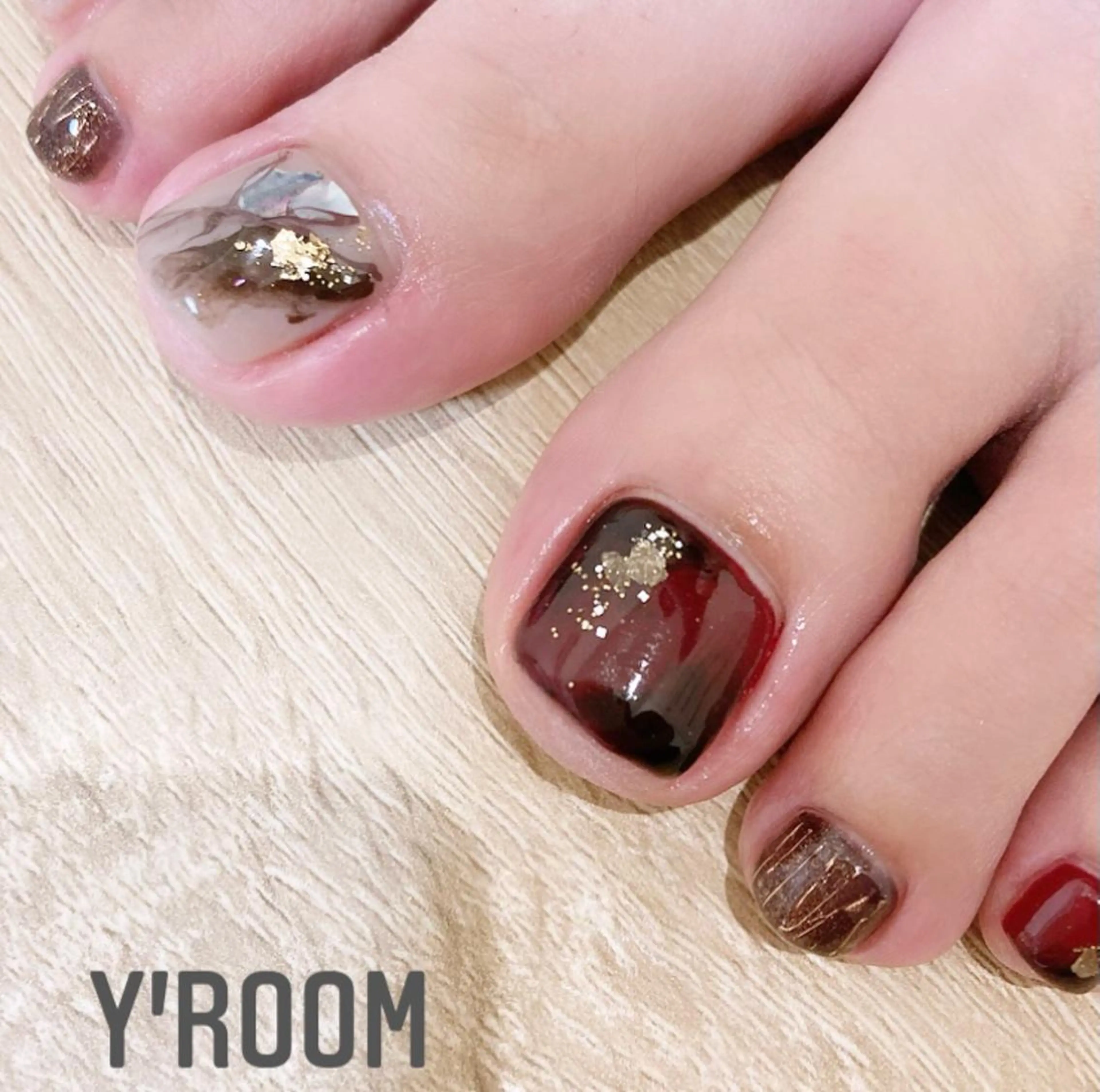 ネイル オーロラネイル ボルドー フラッシュネイル フットネイル ジェルネイル YUKA （ネイリスト）のネイルデザイン