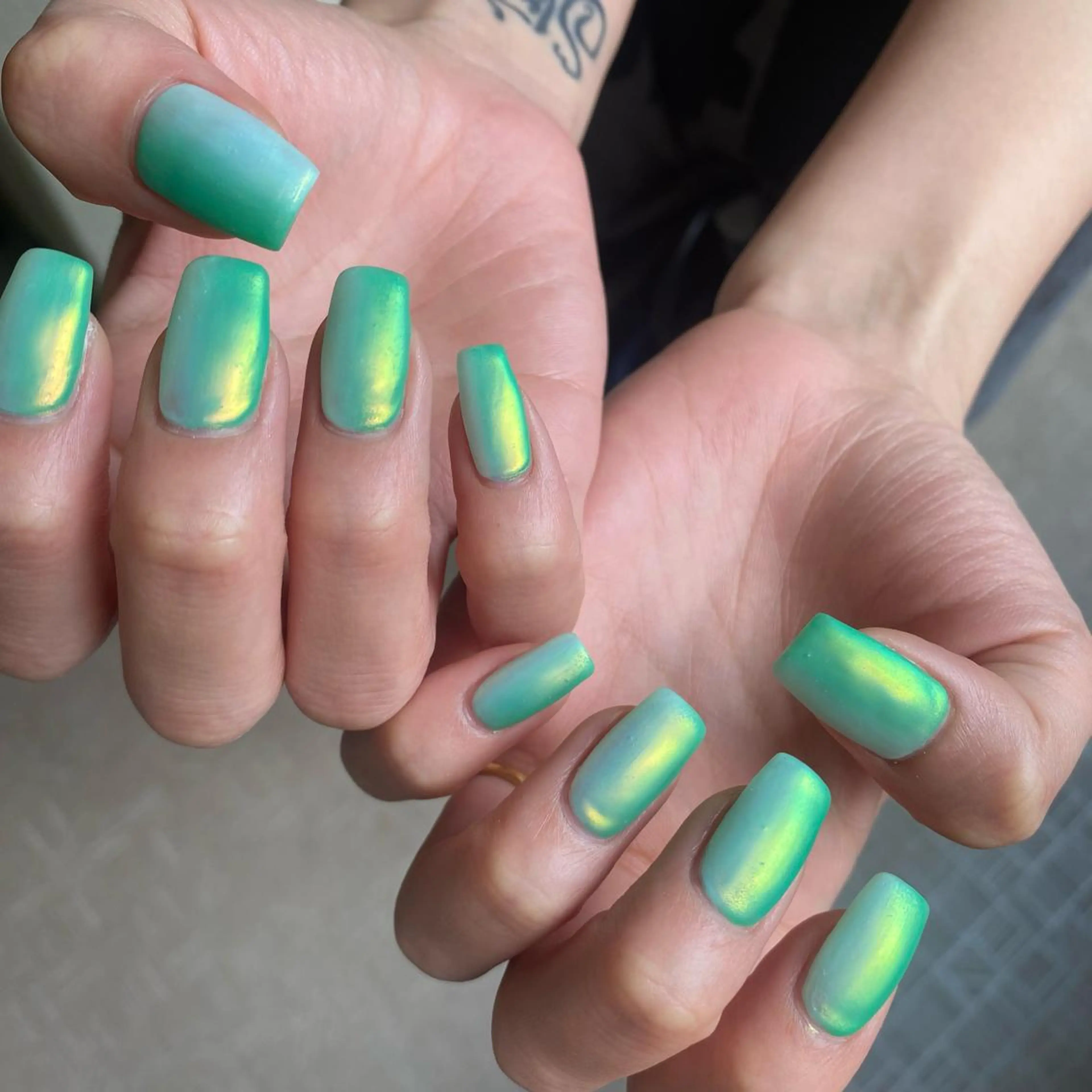 ショート カラー パーマ ヘアアレンジ メンズ キッズ ネイル マツエク・マツパ アイブロウ 眉カラー オーロラネイル グリーン マットネイル ミラーネイル ハンドネイル ハンドケア 今福鶴見ネイル 8(ｴｲﾄ)のネイルデザイン