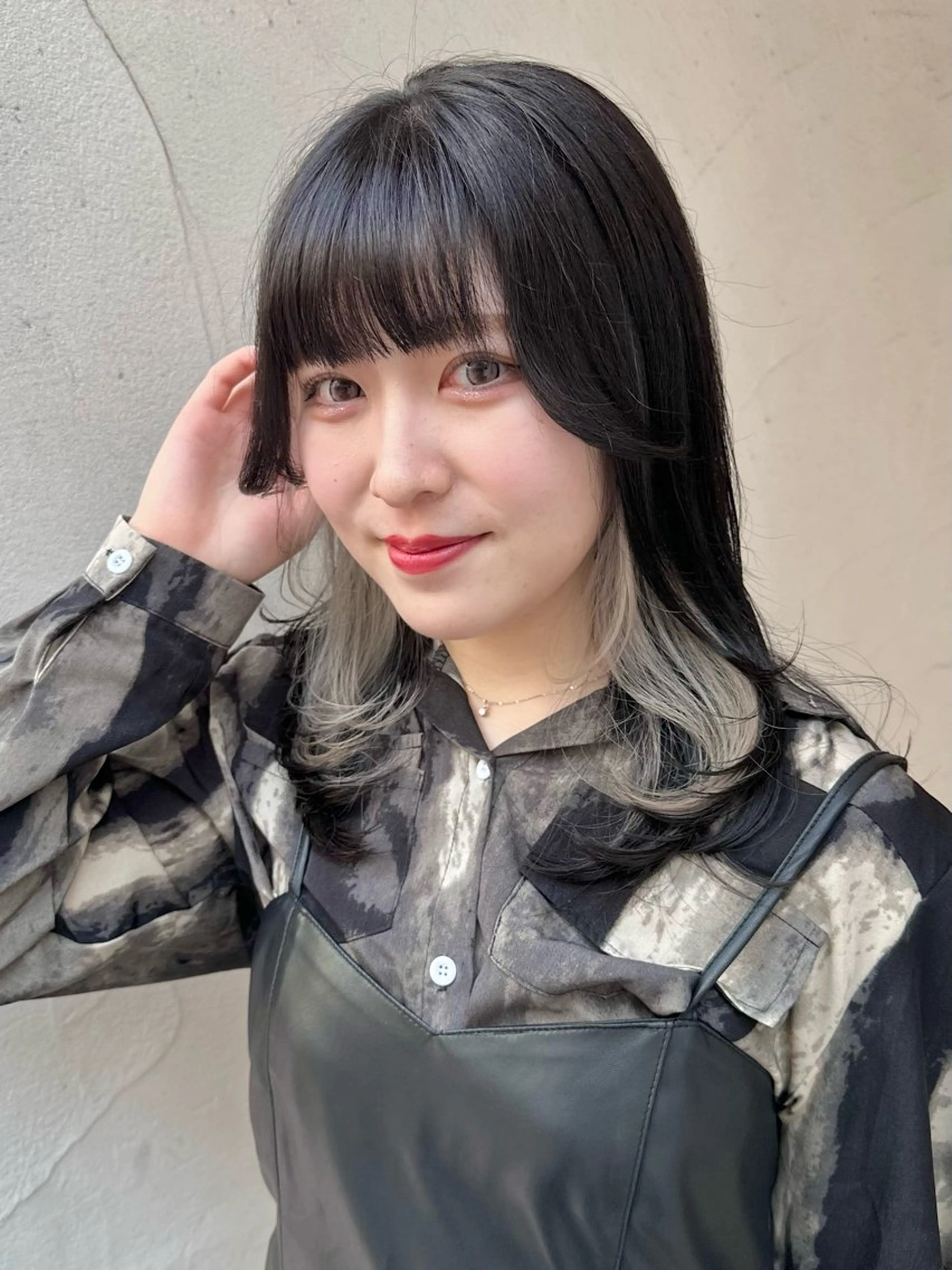 セミロング カラー ブリーチ ケアブリーチ インナーカラー シルバー ホワイトシルバー カット ヘアカラー トリートメント インナーカラー/レイ ヤーカット♡/マキシのヘアスタイル