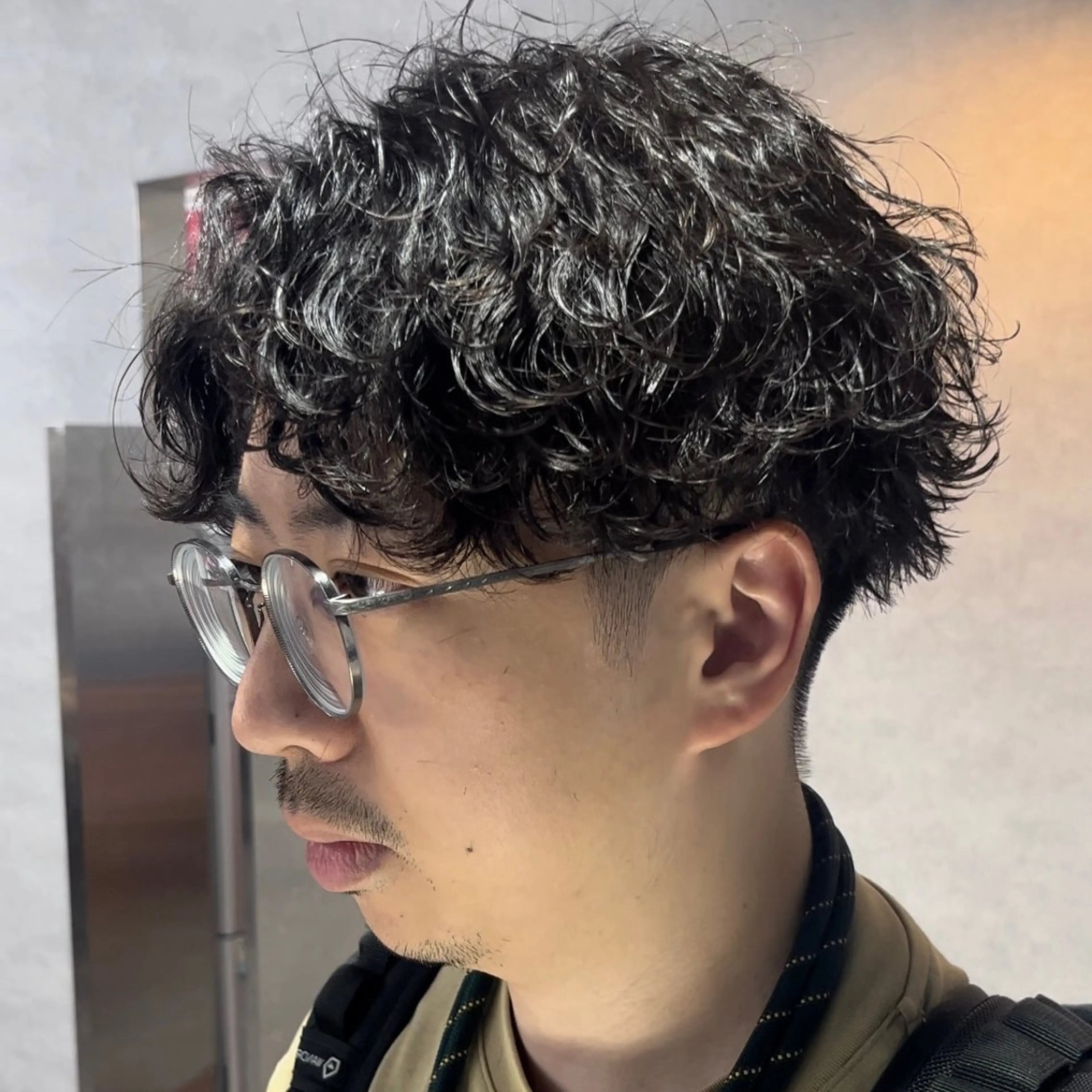 ショート カラー パーマ メンズ 波巻きパーマ カット パーマ ヘッドスパ ヘアセット センターパート マスターかずまのヘアスタイル