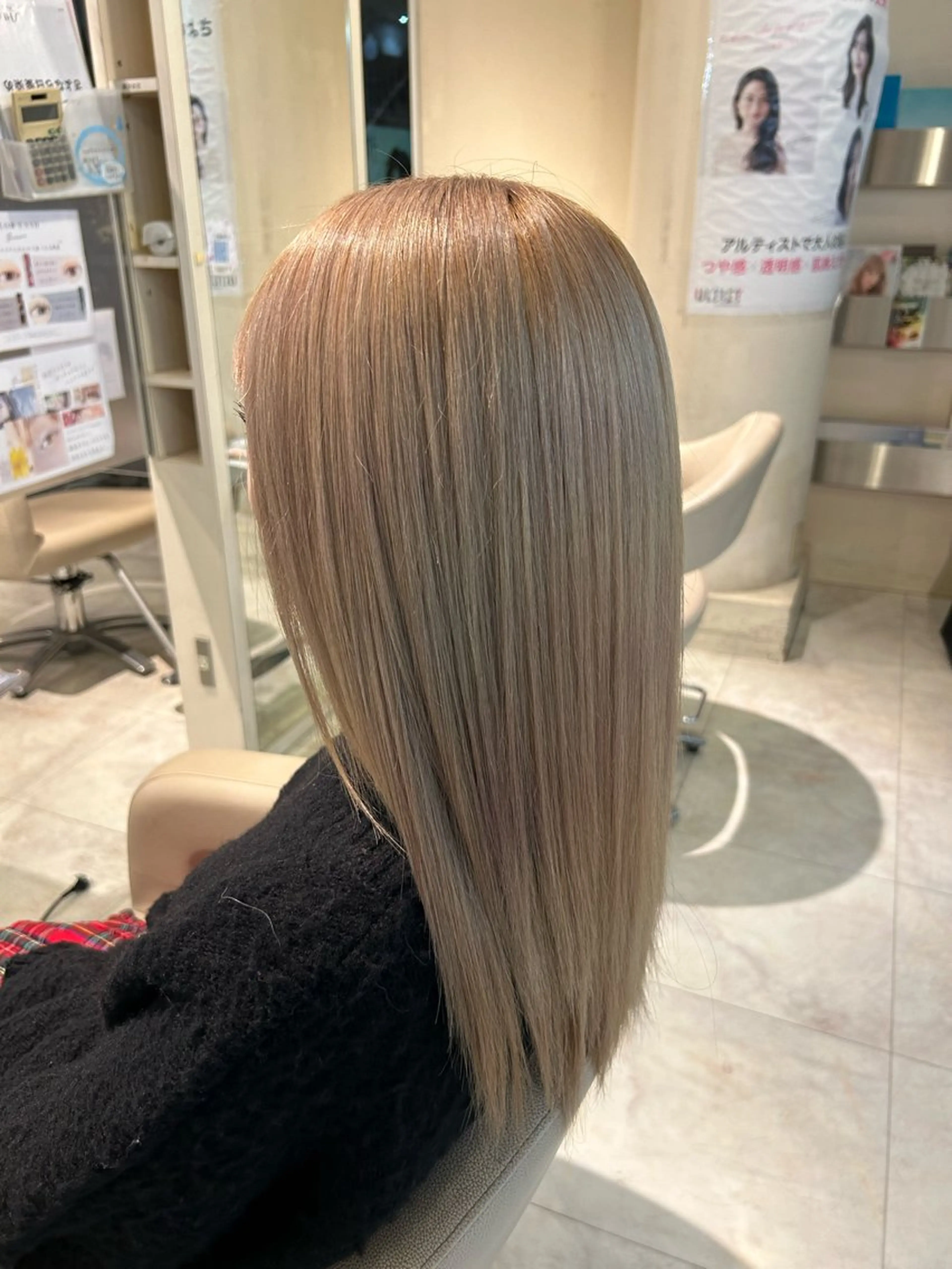 ロング カラー ベージュカラー ブリーチ ハイトーンカラー ミルクティーベージュ ヘアカラー 小森 永のヘアスタイル