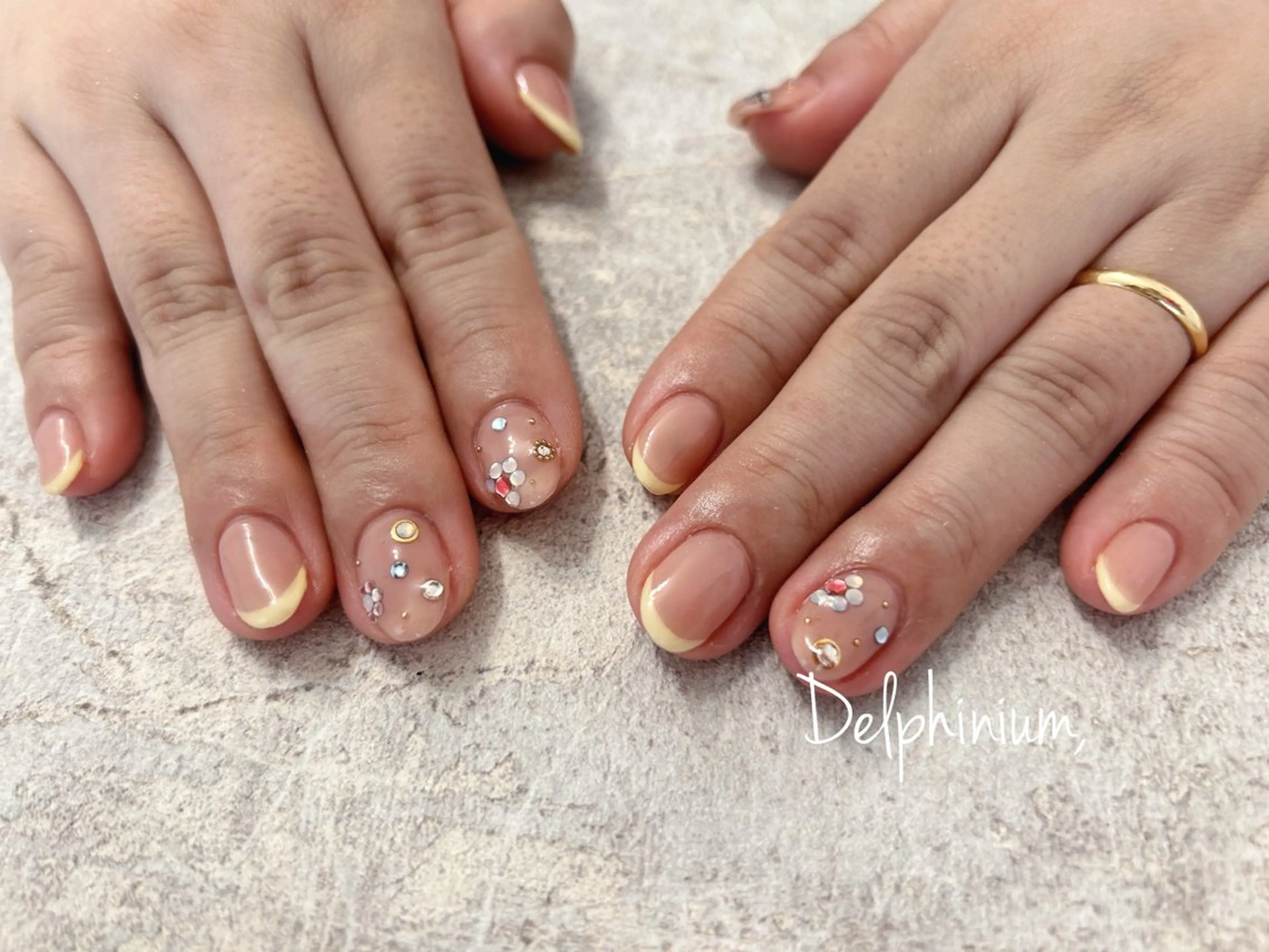 ネイル フレンチネイル ショートネイル 黄色 ハンドネイル 岡本 友恵のネイルデザイン