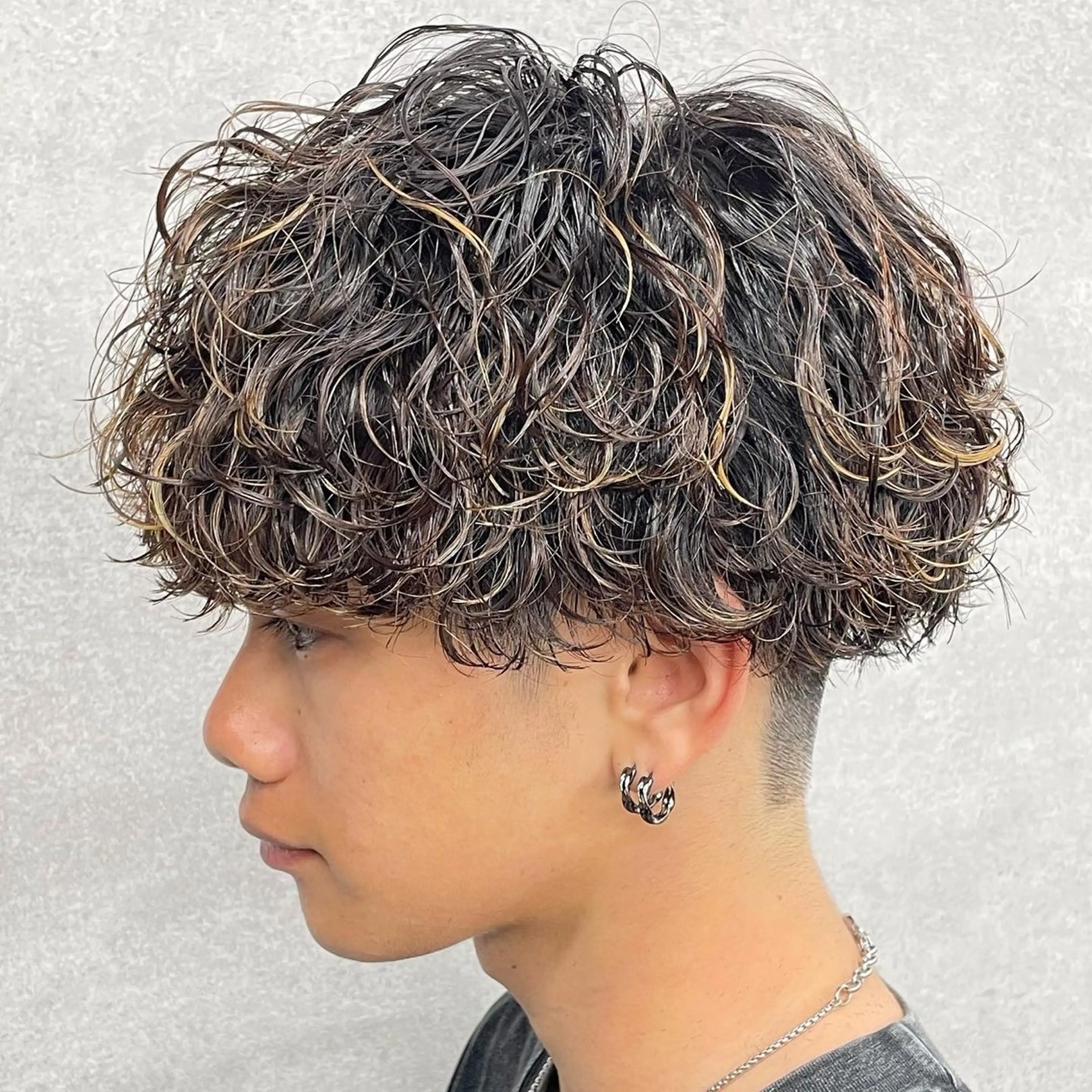 ショート カラー パーマ ヘアアレンジ メンズ メンズブリーチ センターパート メンズハイライト メンズハイトーン マッシュウルフ カット パーマ トリートメント ヘッドスパ ヘアセット スパイキー/フェザー /波巻き/かいとのヘアスタイル