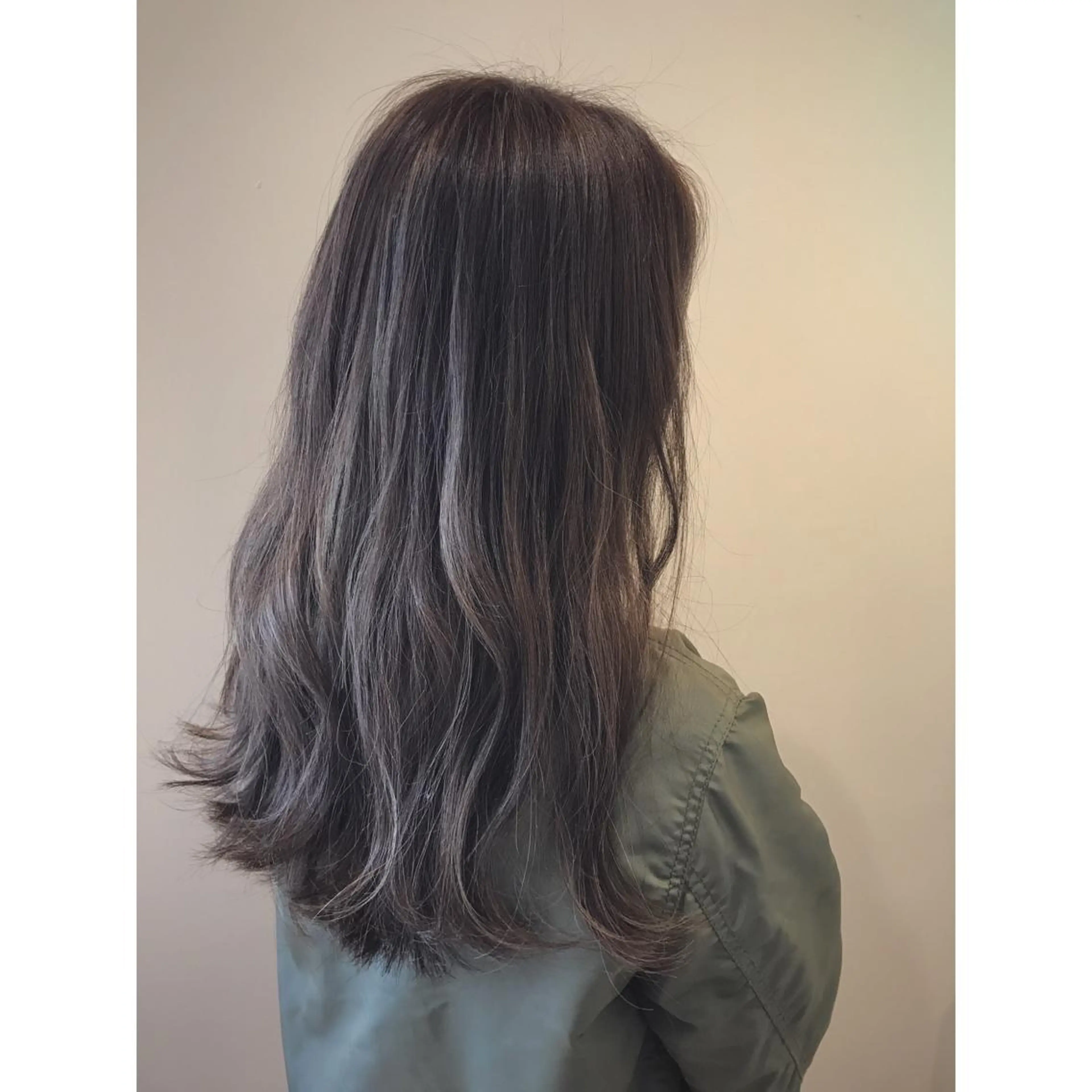 セミロング カラー アッシュ ハイライトカラー シルバー シルバーアッシュ ハイライト 艶髪育成サロン 京橋　shinのヘアスタイル