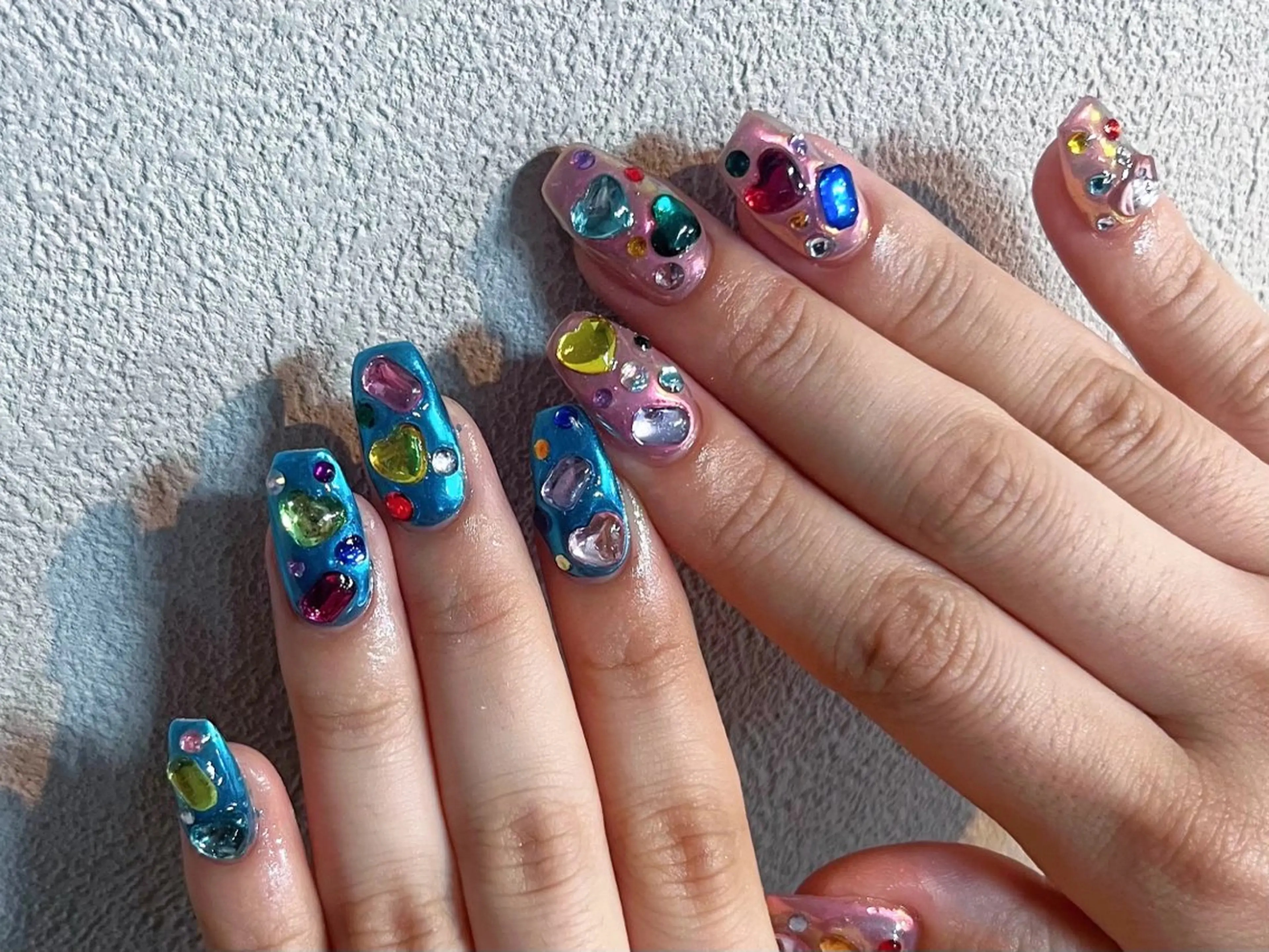 ネイル ブルー キラキラネイル ミラーネイル ピンク ハンドネイル ハンドケア 🎀NAIL🎀 AI🪄︎︎◝✩のネイルデザイン