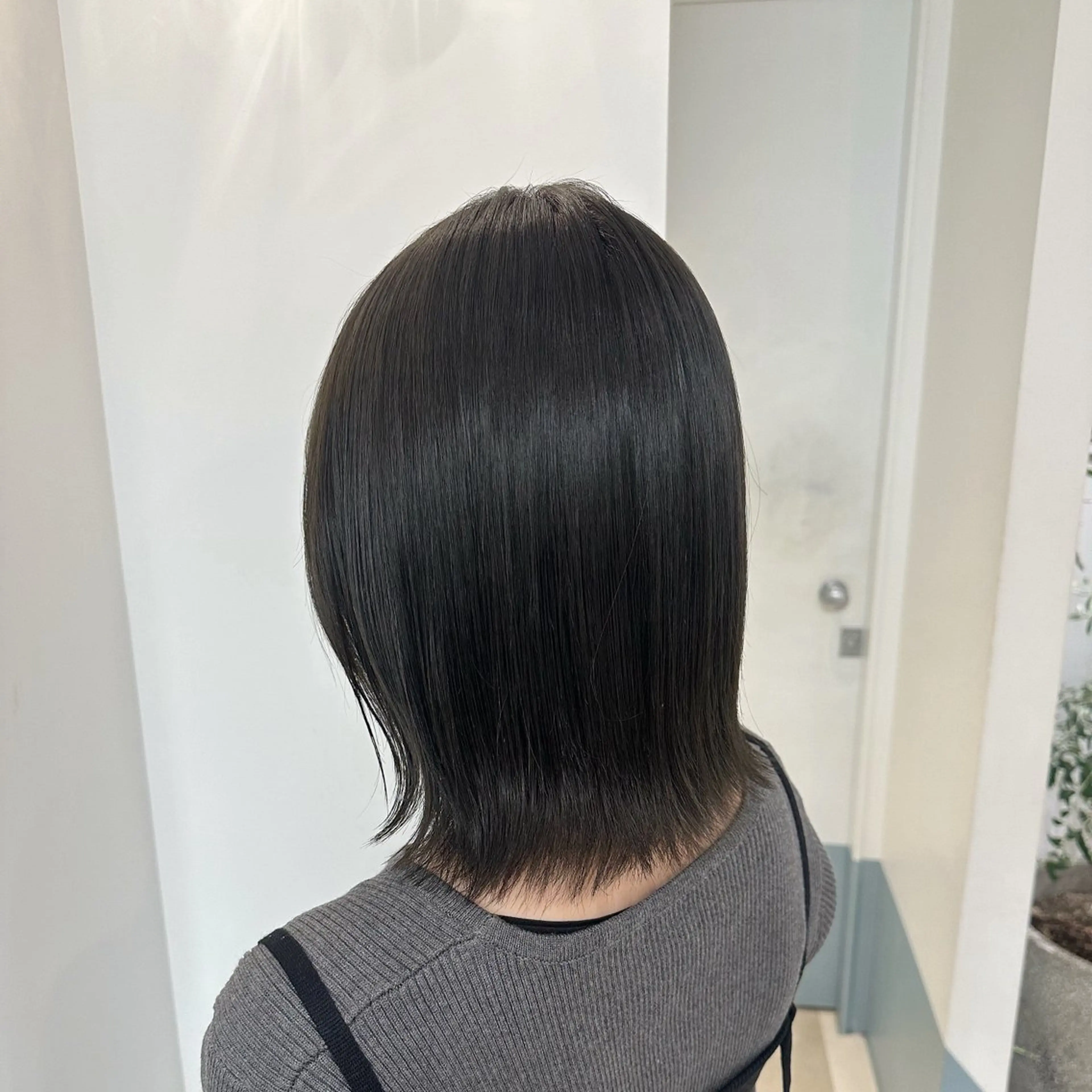 セミロング カラー グレージュ オリーブグレージュ オリーブグレー ヘアカラー トリートメント 安丸 結夏のヘアスタイル