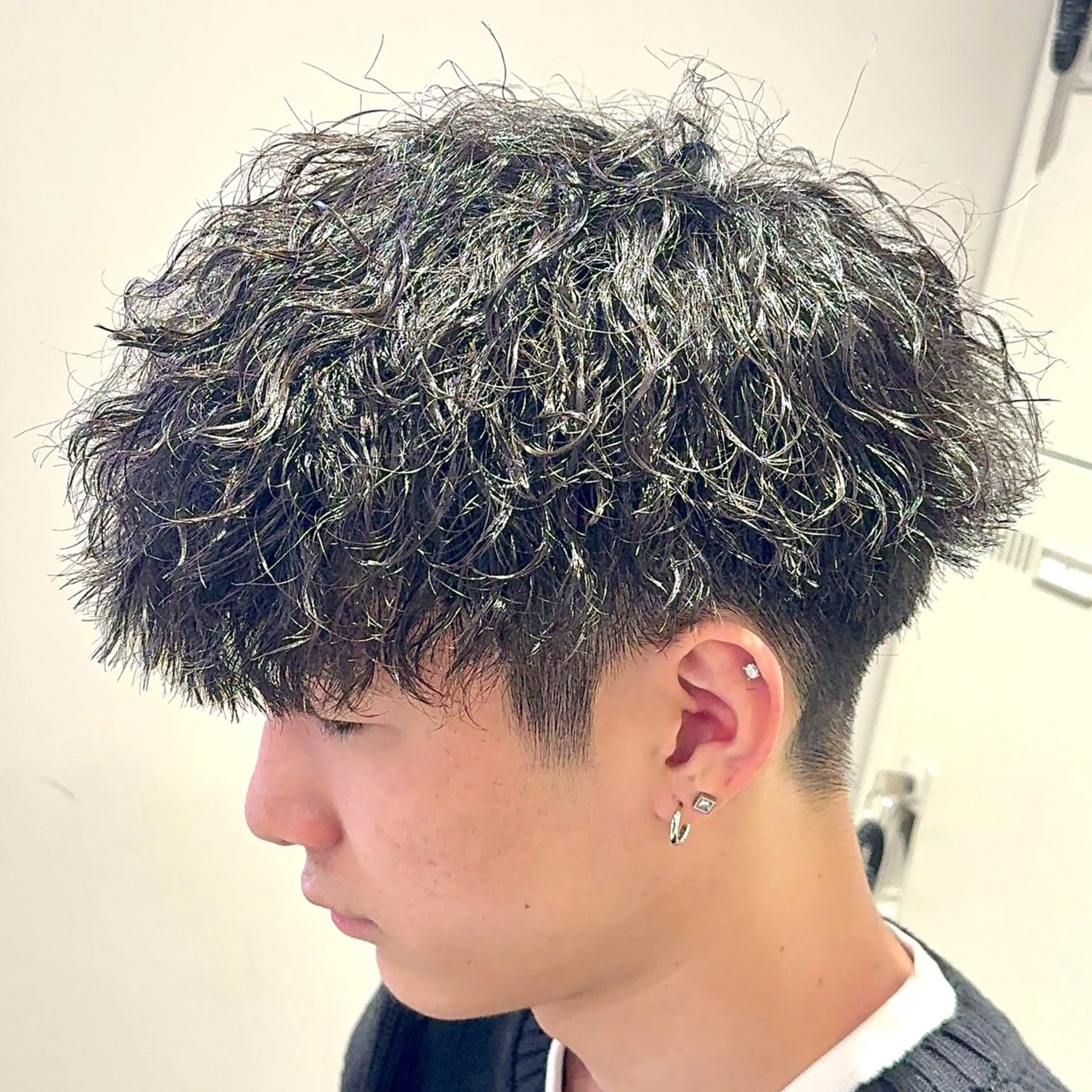 ミディアム パーマ ヘアアレンジ メンズ ミディアムパーマ メンズパーマ 顔まわりカット の達人のヘアスタイル