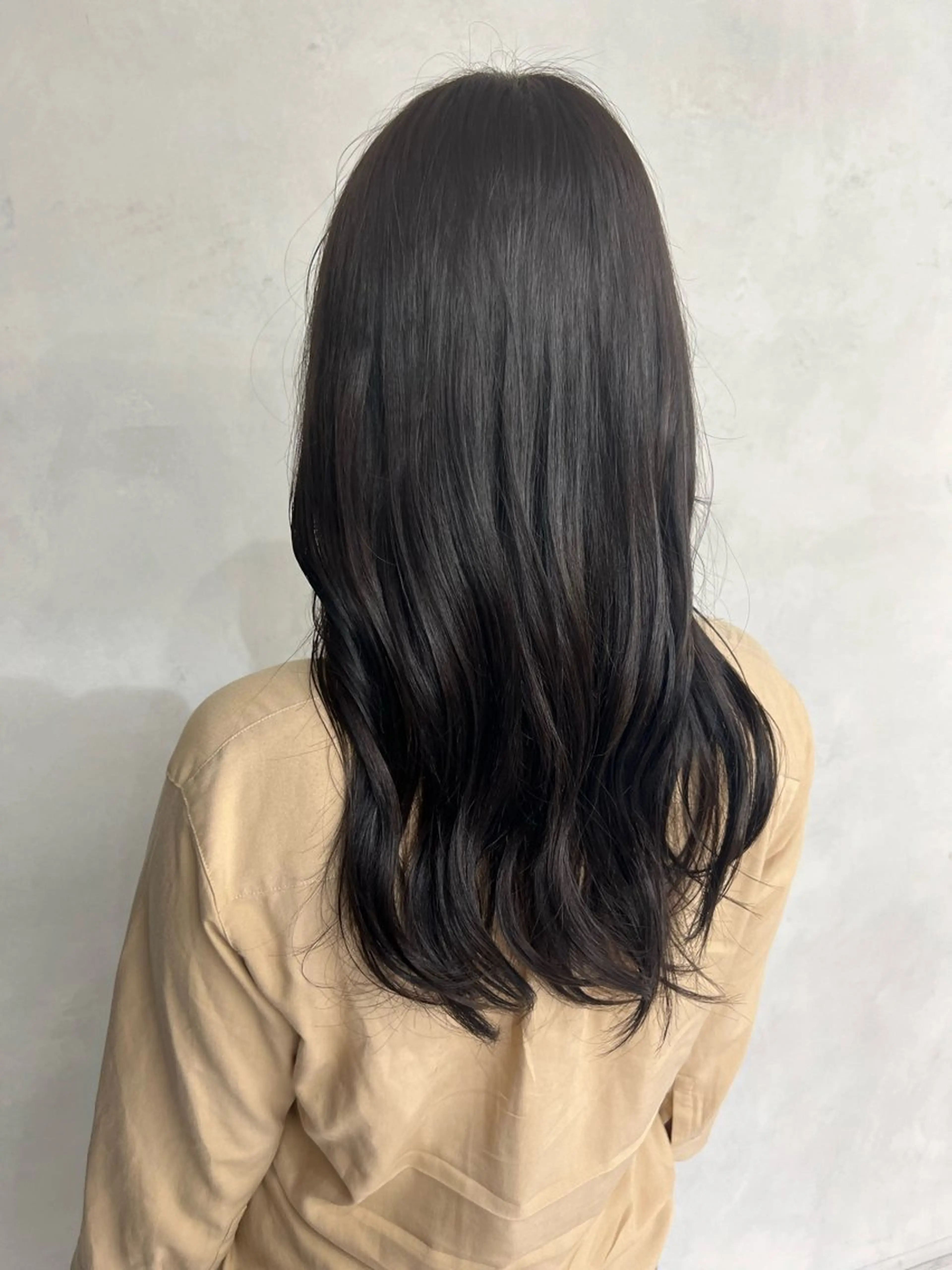 セミロング カラー 小森聖奈 韓国風レイヤーカットのヘアスタイル