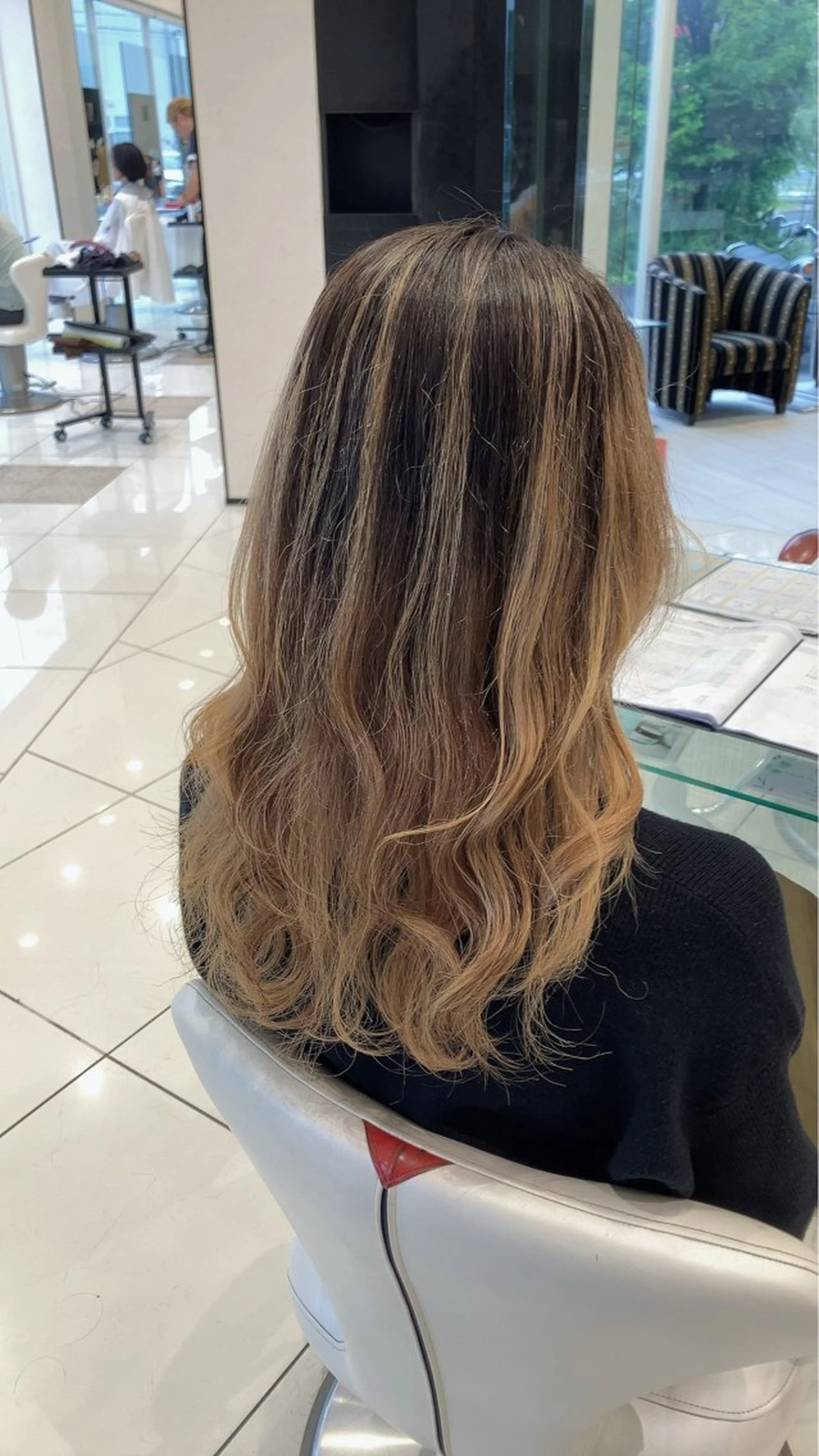 セミロング カラー バレイヤージュ レイヤーカット ヘアカラー SEA BELLE YASUのヘアスタイル