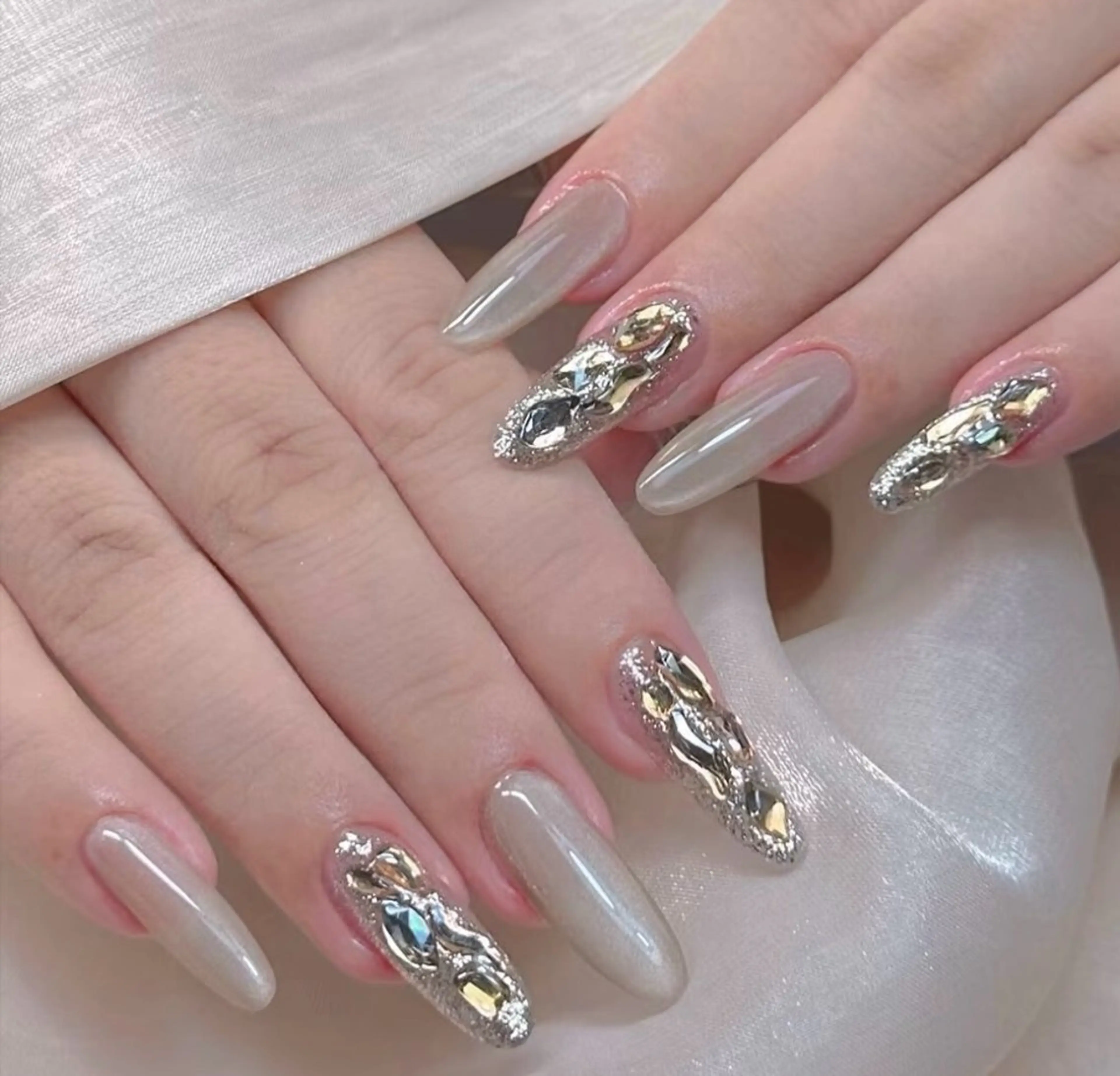 ネイル チークネイル 長さ出し フラワーネイル フレンチネイル ガーリー SunNail池袋駅 ワンホンネイルのネイルデザイン