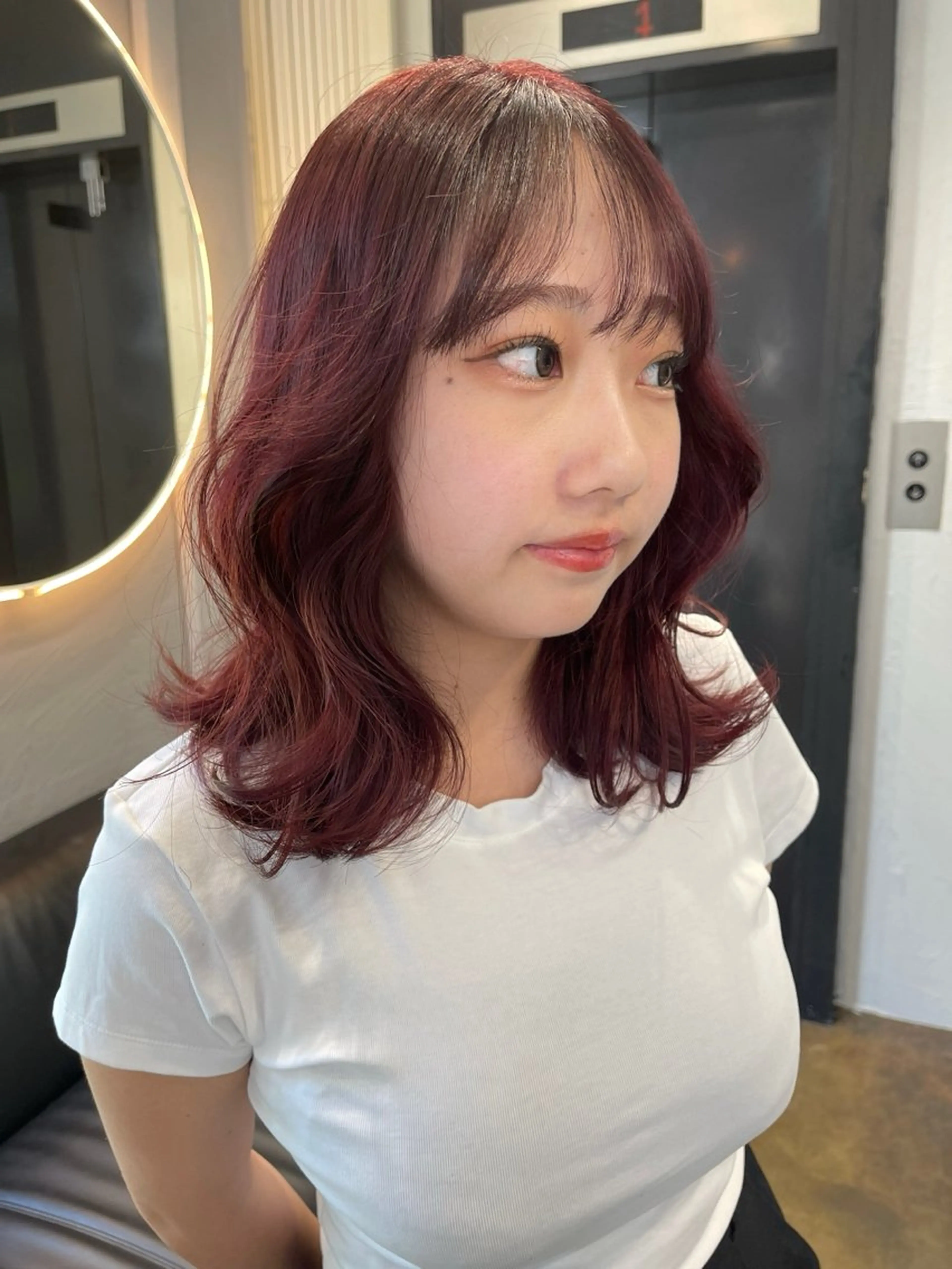 ミディアム カラー ブリーチ ケアブリーチ デザインカラー ダブルカラー イヤリングカラー TATSUブリーチ/ ミルクティーベージュのヘアスタイル