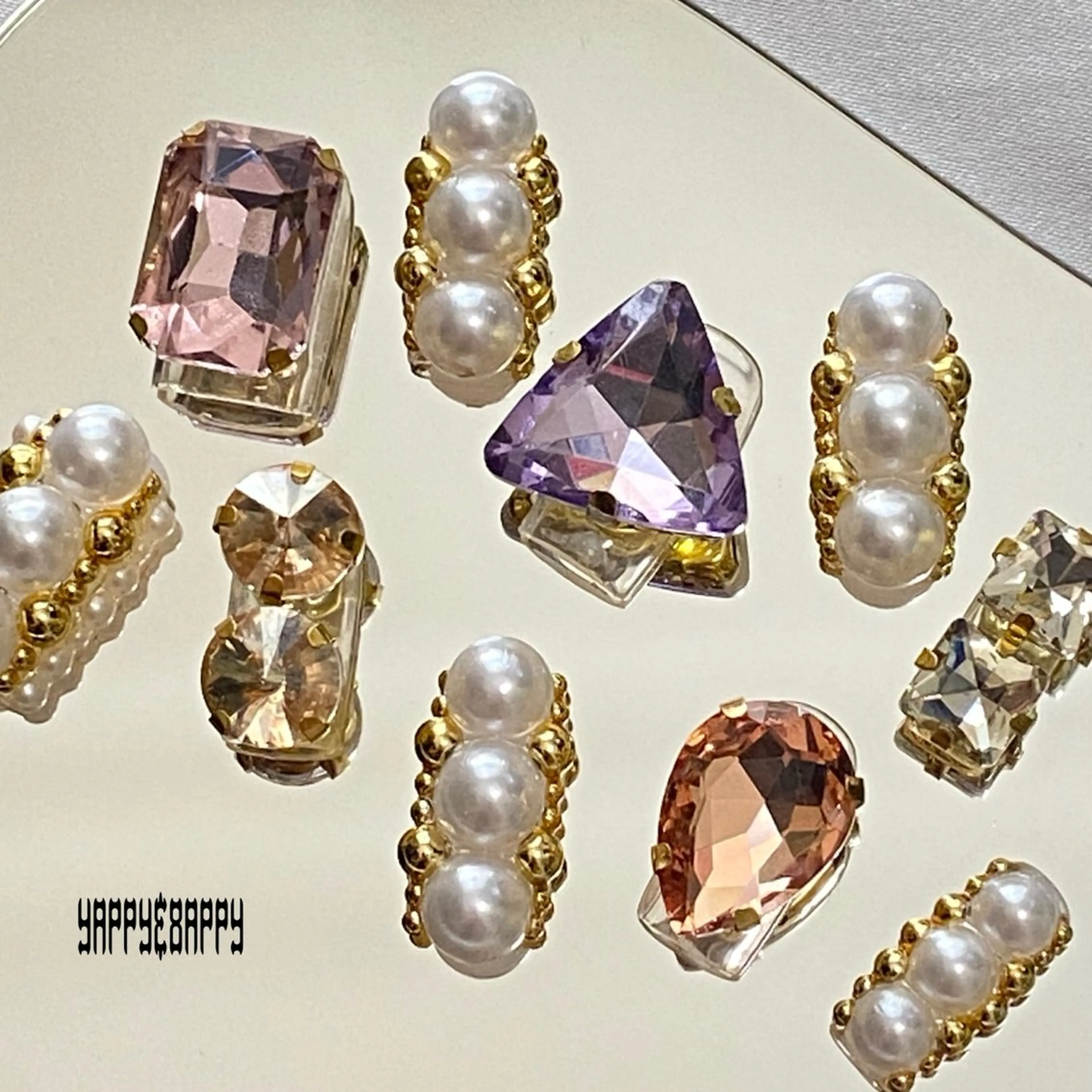 ネイル ネイルチップ ⁸ᵃᵖᵖʸ🐝⋆゜ MöEのネイルデザイン