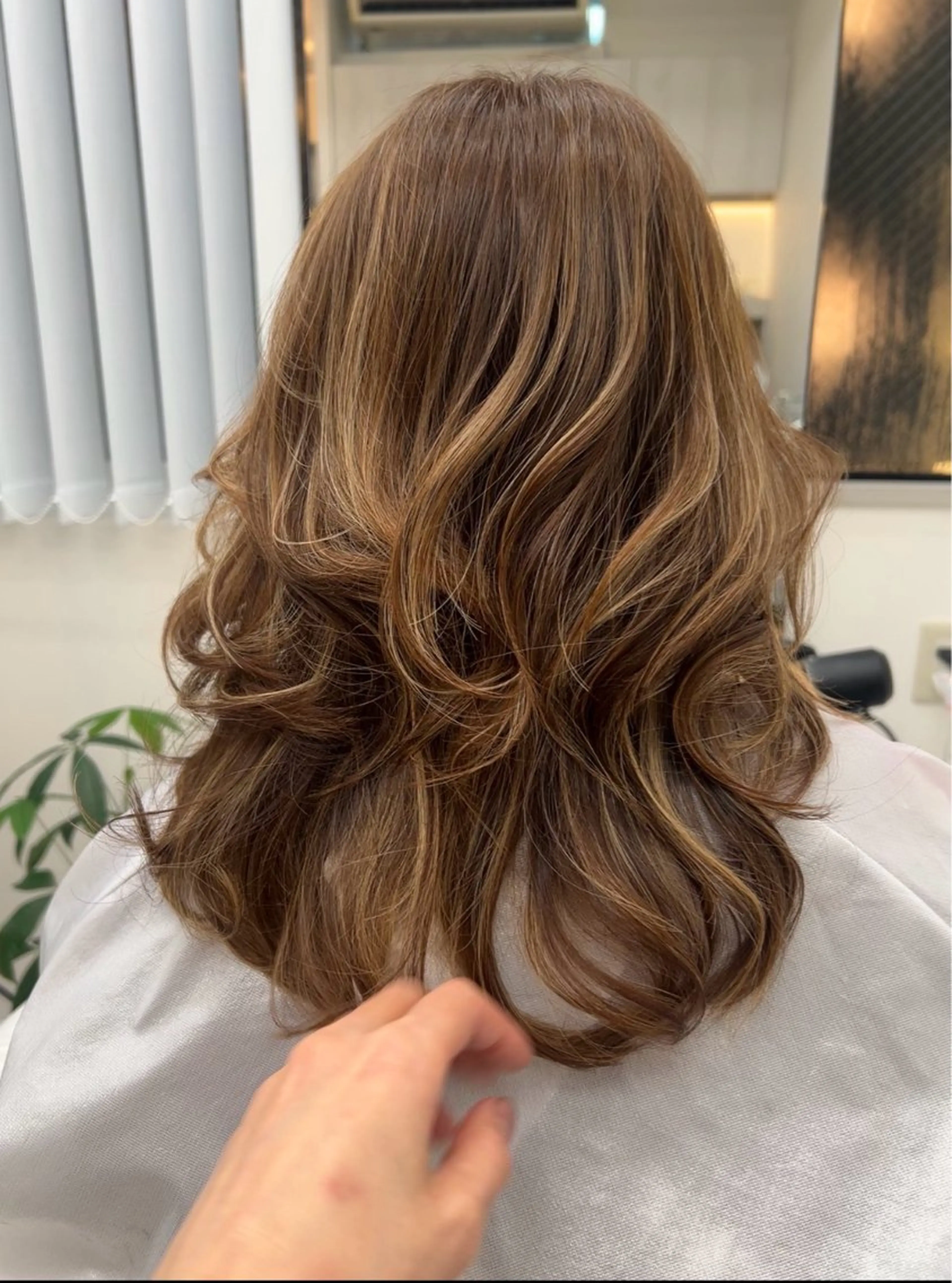 【伸びてきた白髪が目立ちにくい！】バレイヤージュorハイライトの写真