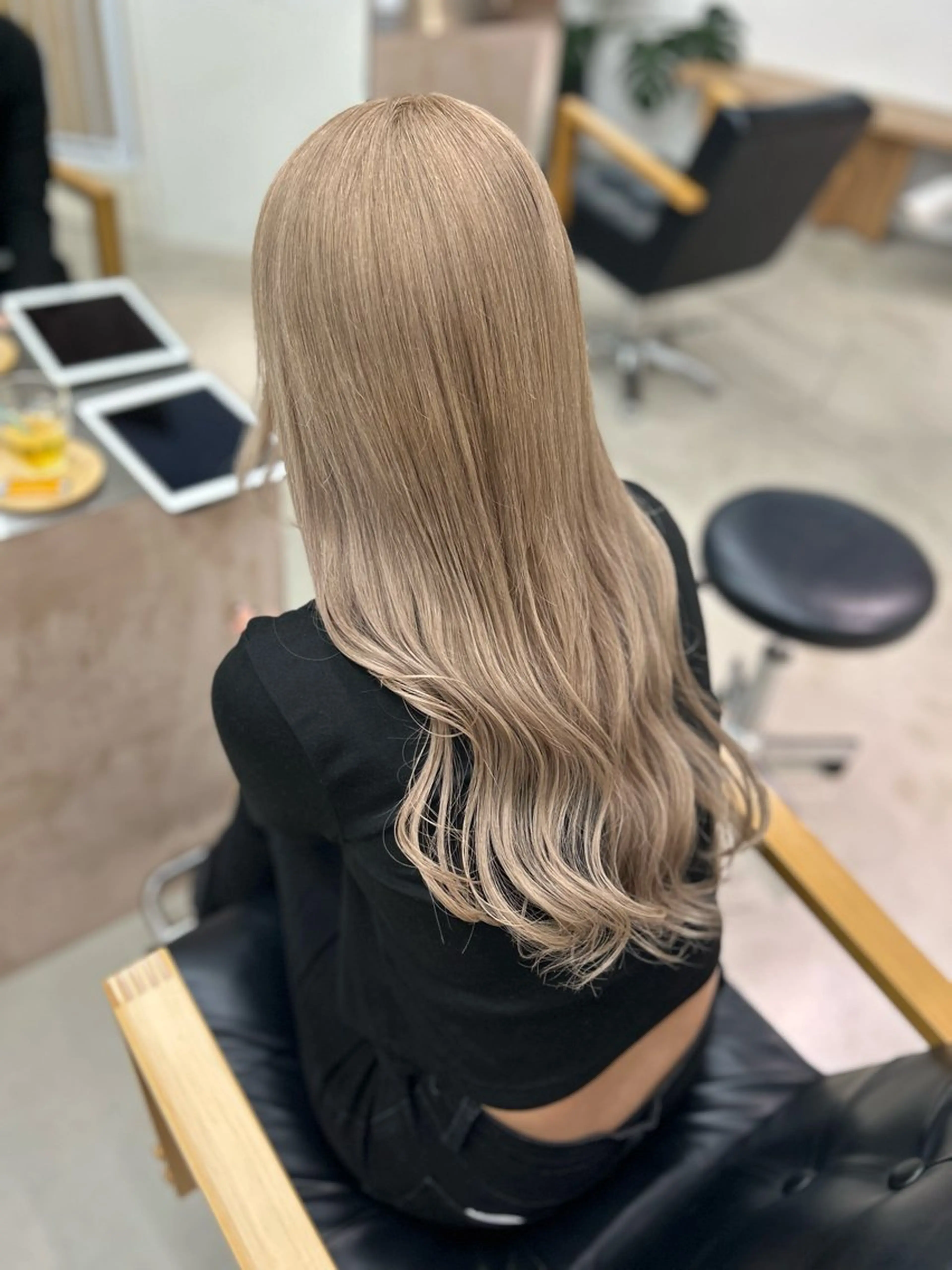 ロング カラー ベージュカラー ブリーチ ミルクティーベージュ ホワイトベージュ 髪質改善 カット ヘアカラー トリートメント ヘッドスパ noa  🦋 ブリーチ/暖色のヘアスタイル