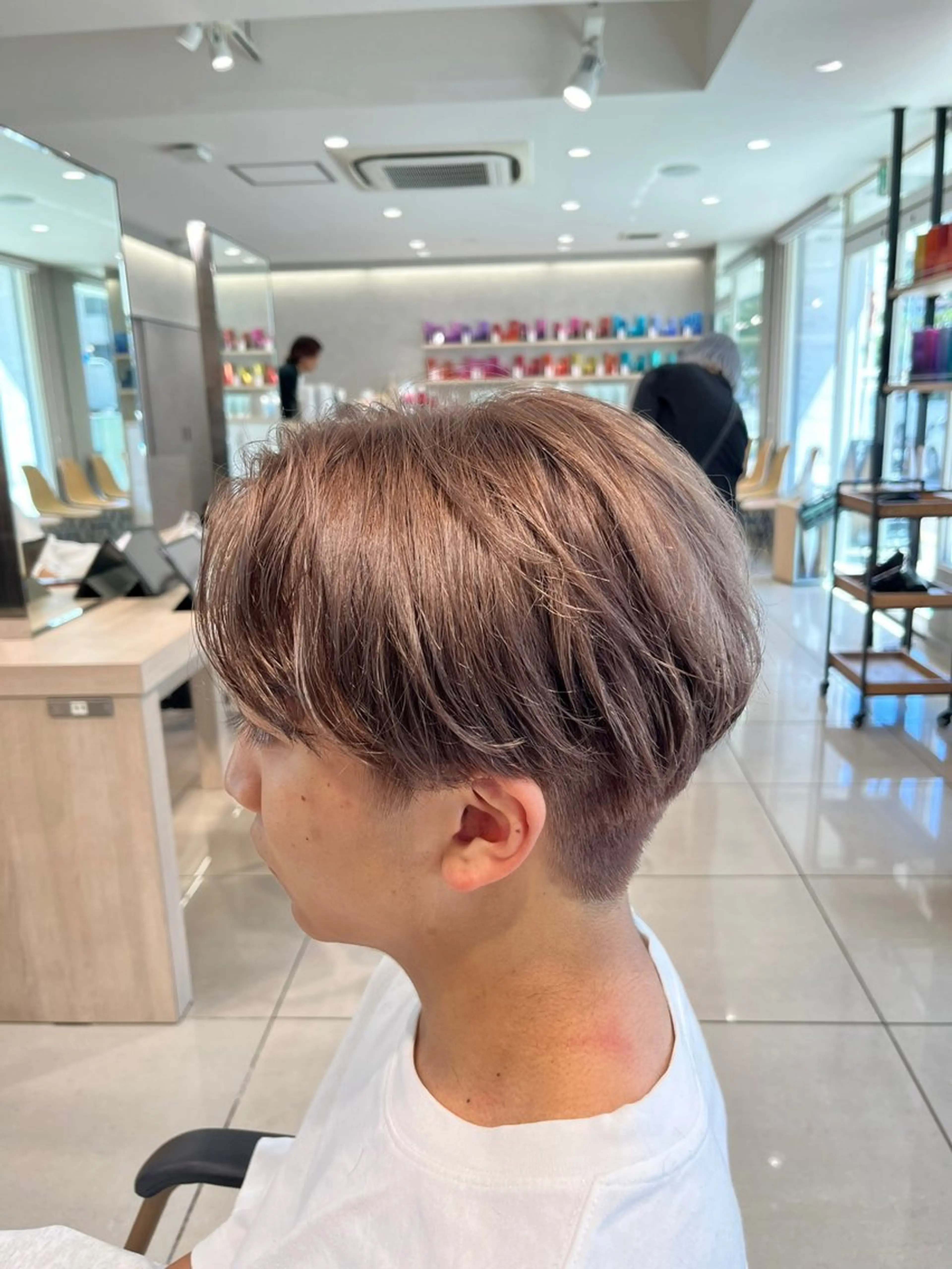 カラー メンズ メンズブリーチ センターパート ベージュカラー ブリーチ ミルクティーベージュ カット ヘアカラー 巖本 真希のヘアスタイル