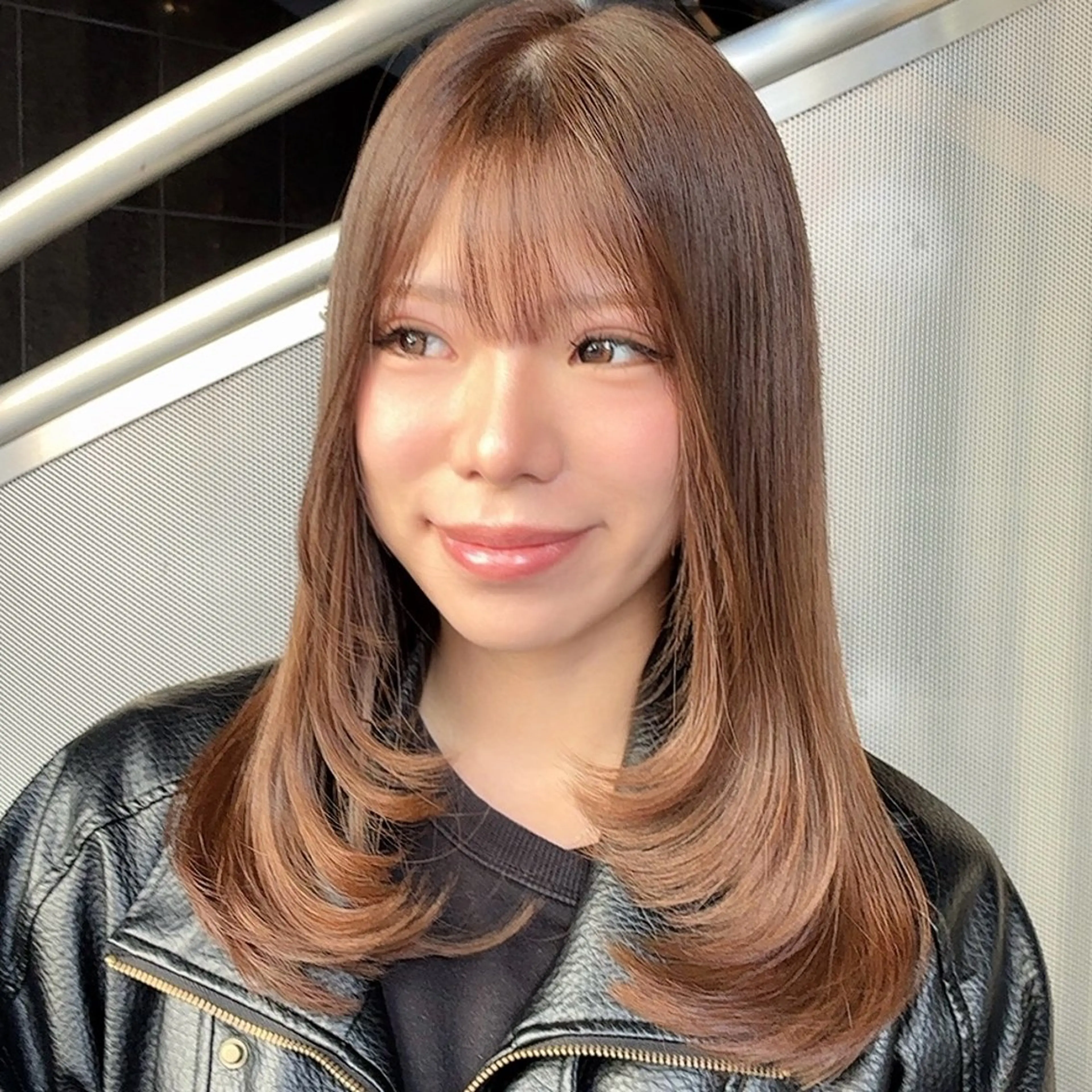 ミディアム レイヤーカット カット ヘアカラー calna 古賀 菜摘のヘアスタイル