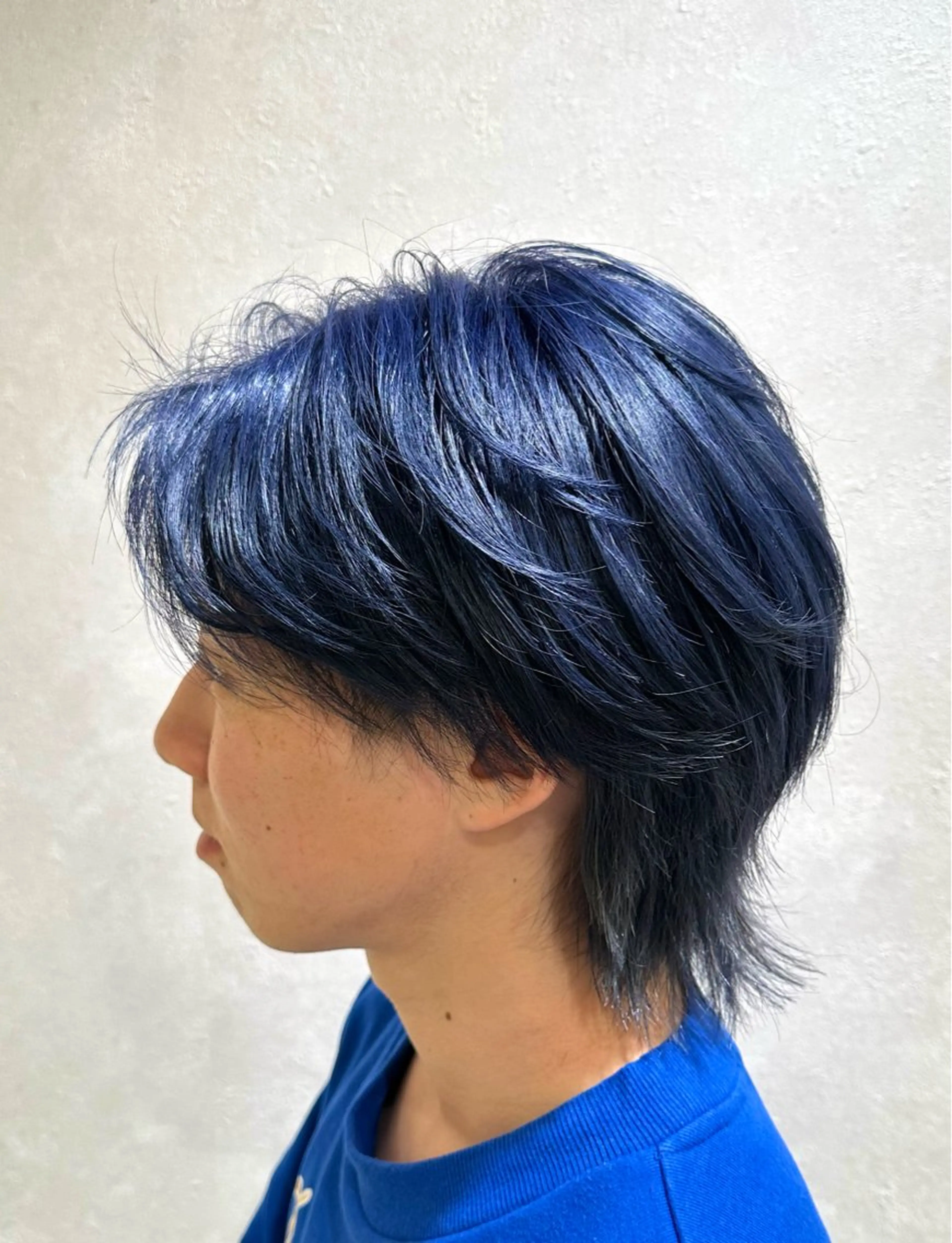 カラー メンズ メンズブリーチ メンズウルフカット ブリーチ ブルーカラー ケアブリーチ カット ヘアカラー ユージ ✂︎ パーマ＆ハイトーンのヘアスタイル