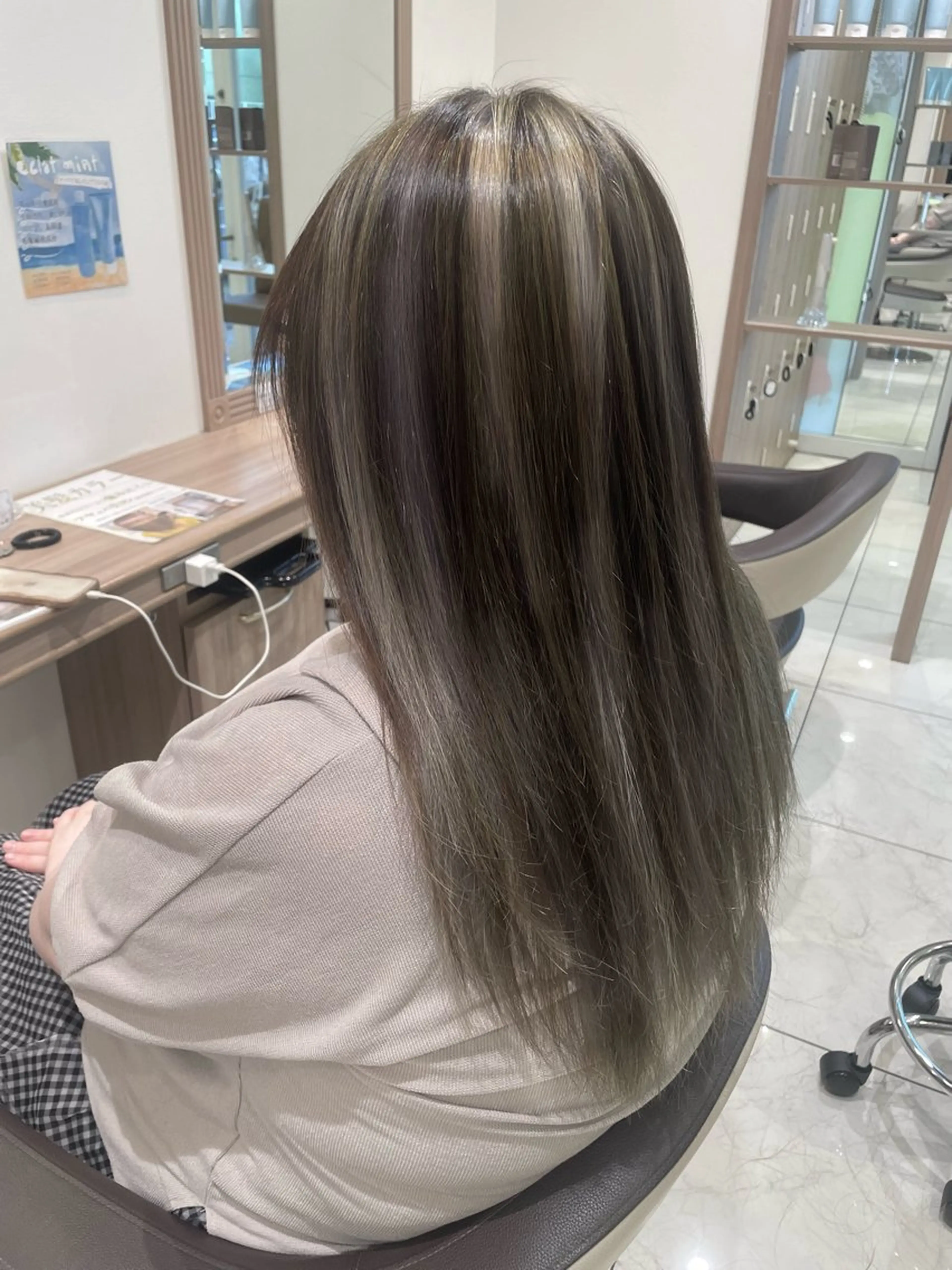 ロング カラー ハイライトカラー シルバー ハイライト ロング 美容室fuwat所属・侑🌈特価 映える店内でカット✨のヘアスタイル