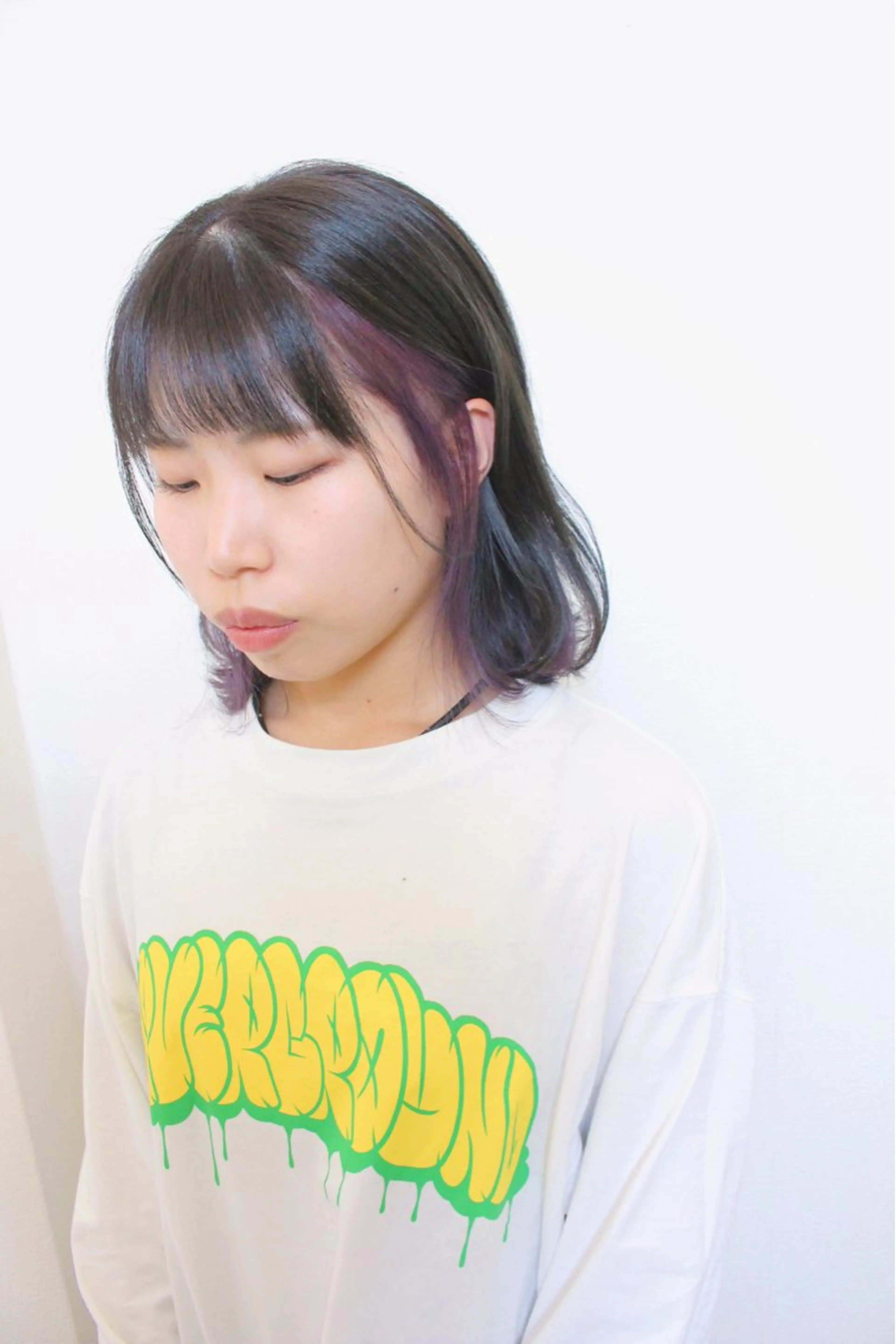 ミディアム カラー アッシュ イヤリングカラー ラベンダーカラー ラベンダーアッシュ パープルカラー ヘアカラー 土居 正季のヘアスタイル