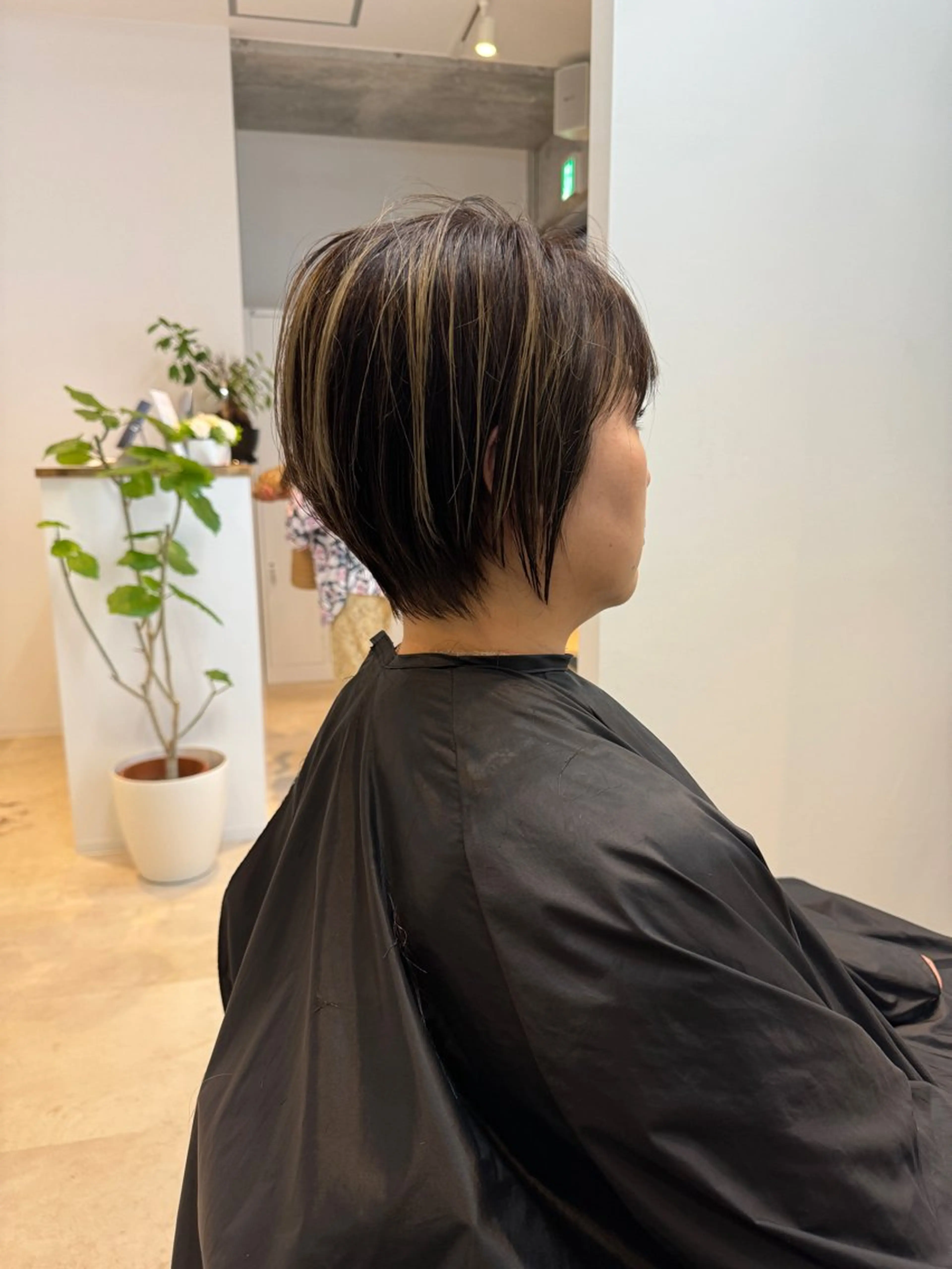 ショート カラー カット ヘアカラー トリートメント laff 新宿所属・切りっぱなしボブ レイヤー/縮毛矯正のヘアスタイル