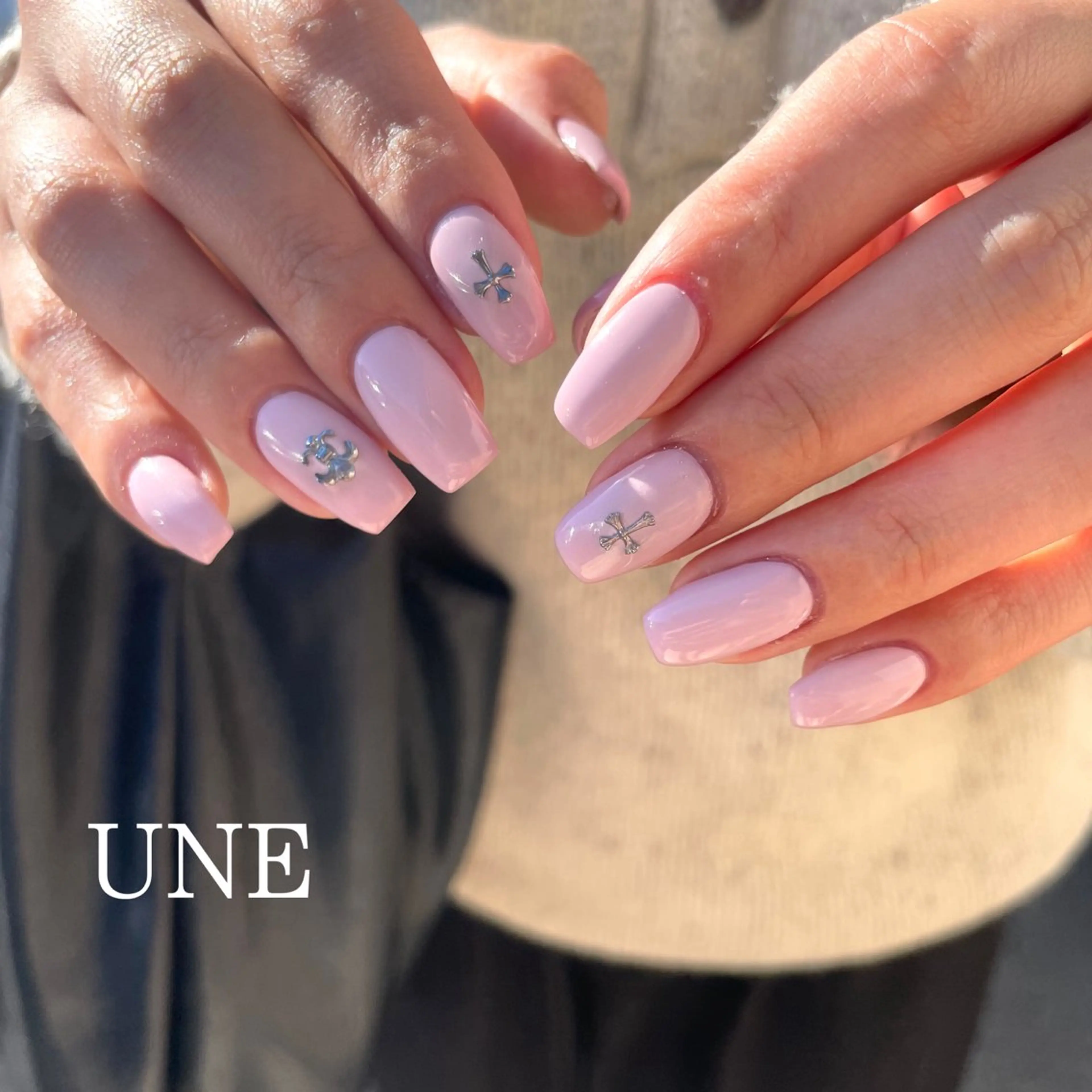 ネイル ワンカラーネイル ピンク シルバー シンプルネイル UNE.【ユヌ】 Jr.NANAのネイルデザイン