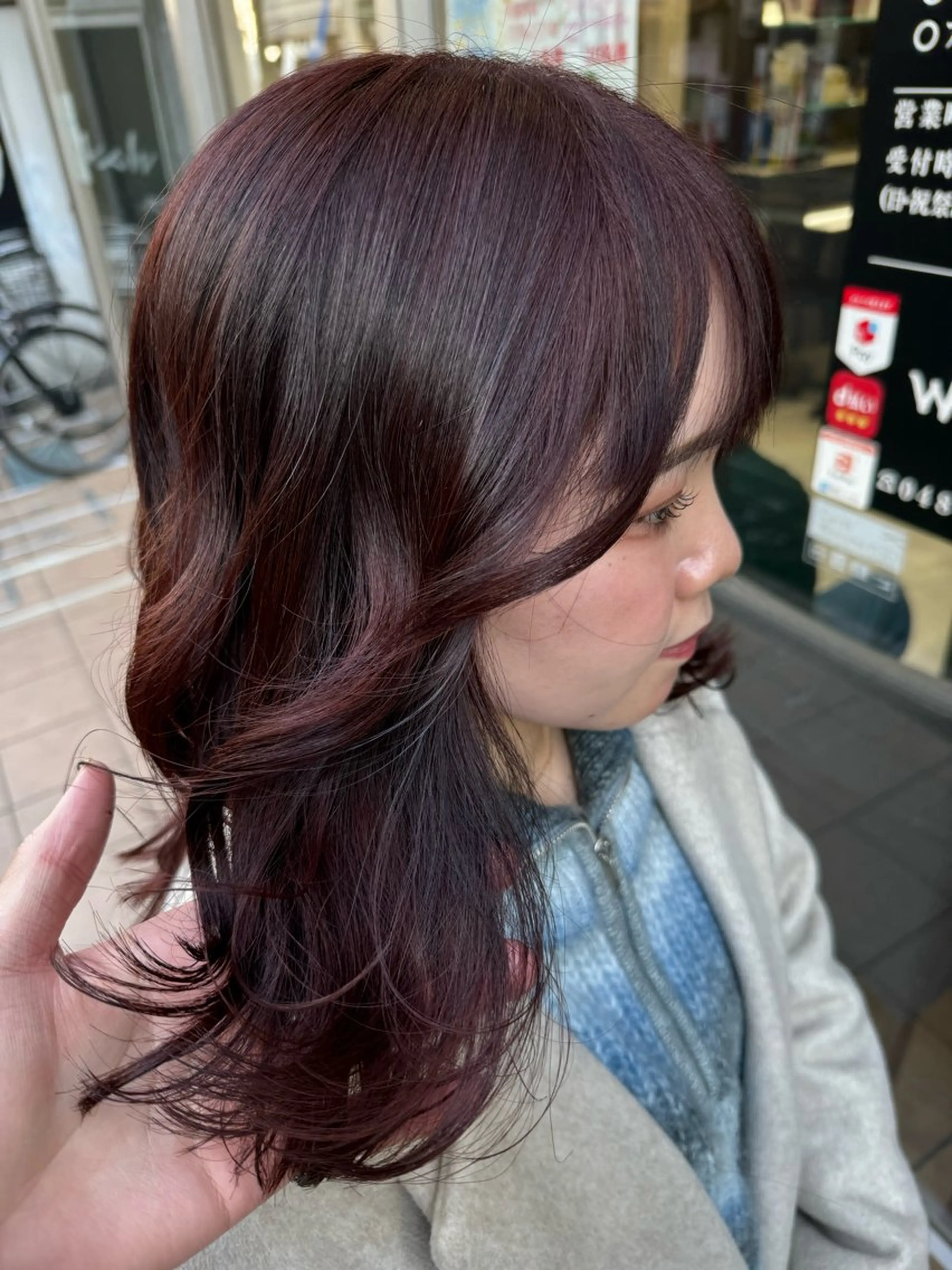 ミディアム カラー ヘアアレンジ 切りっぱなしボブ ブリーチ カシス デザインカラー ダブルカラー カット ヘアカラー トリートメント 目黒 碧人のヘアスタイル