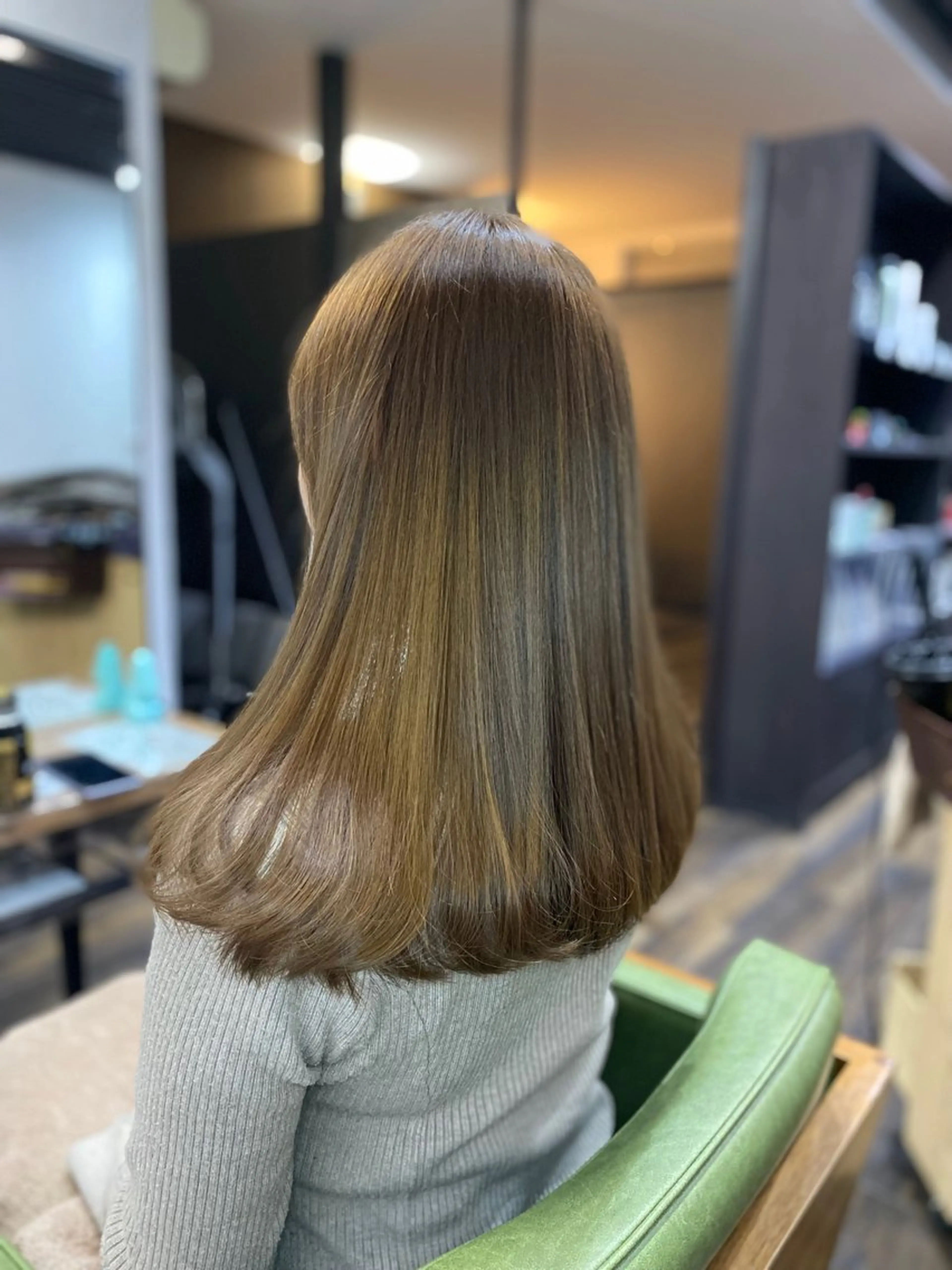 セミロング カラー ハラ ルイスのヘアスタイル