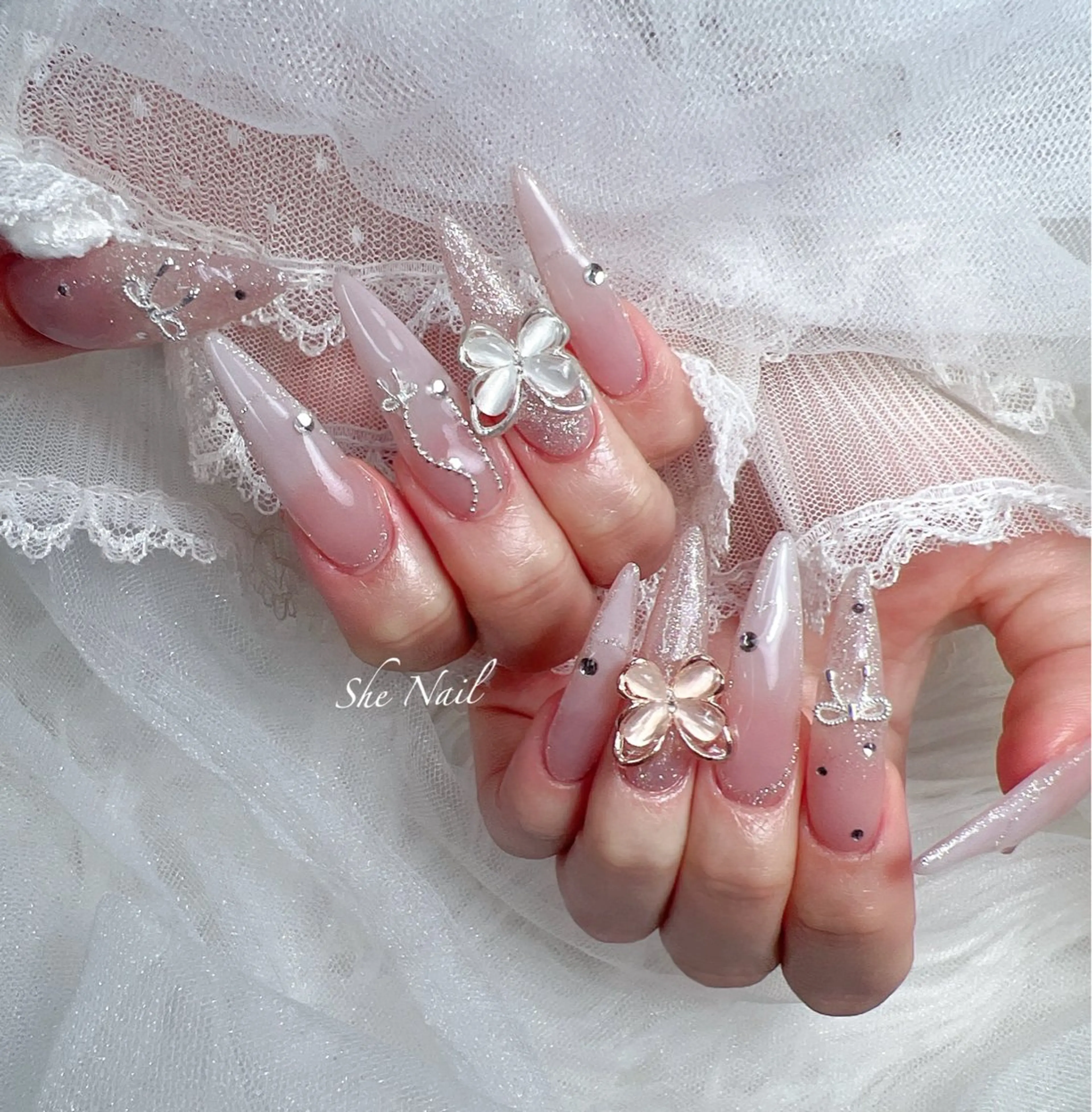 ネイル チークネイル ドット 長さ出し フレンチネイル ガラスフレンチ She   Nail所属・ISA_ BELLAのネイルデザイン