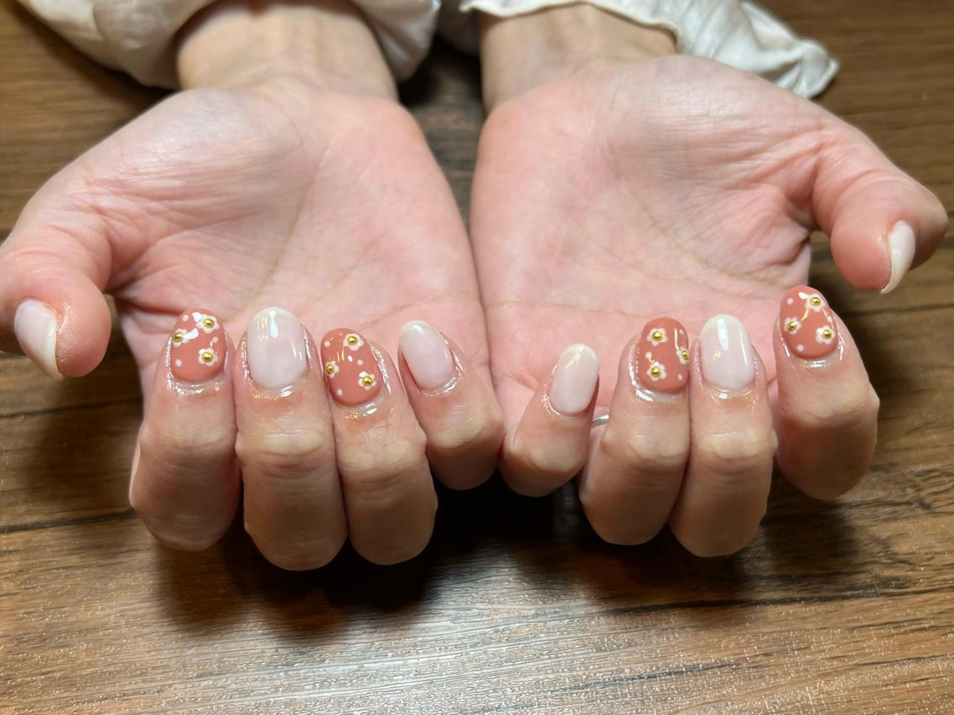 ネイル クリアネイル ピンク ホワイト ハンドネイル HENRIETTA NAILSALONのネイルデザイン