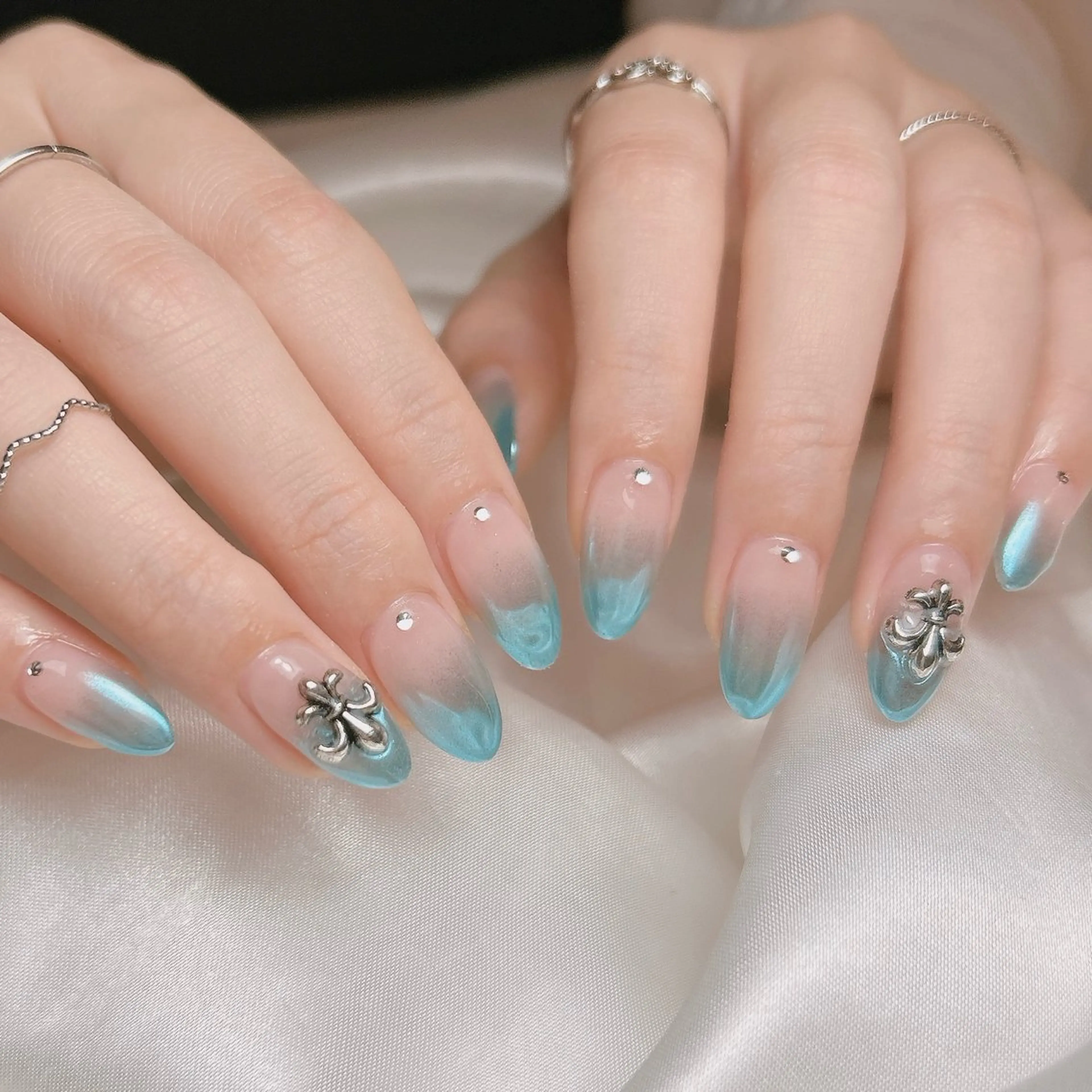 【ミラーネイル】シンプルだけど華やかに✨光沢感たっぷりキラキラミラー💿の写真