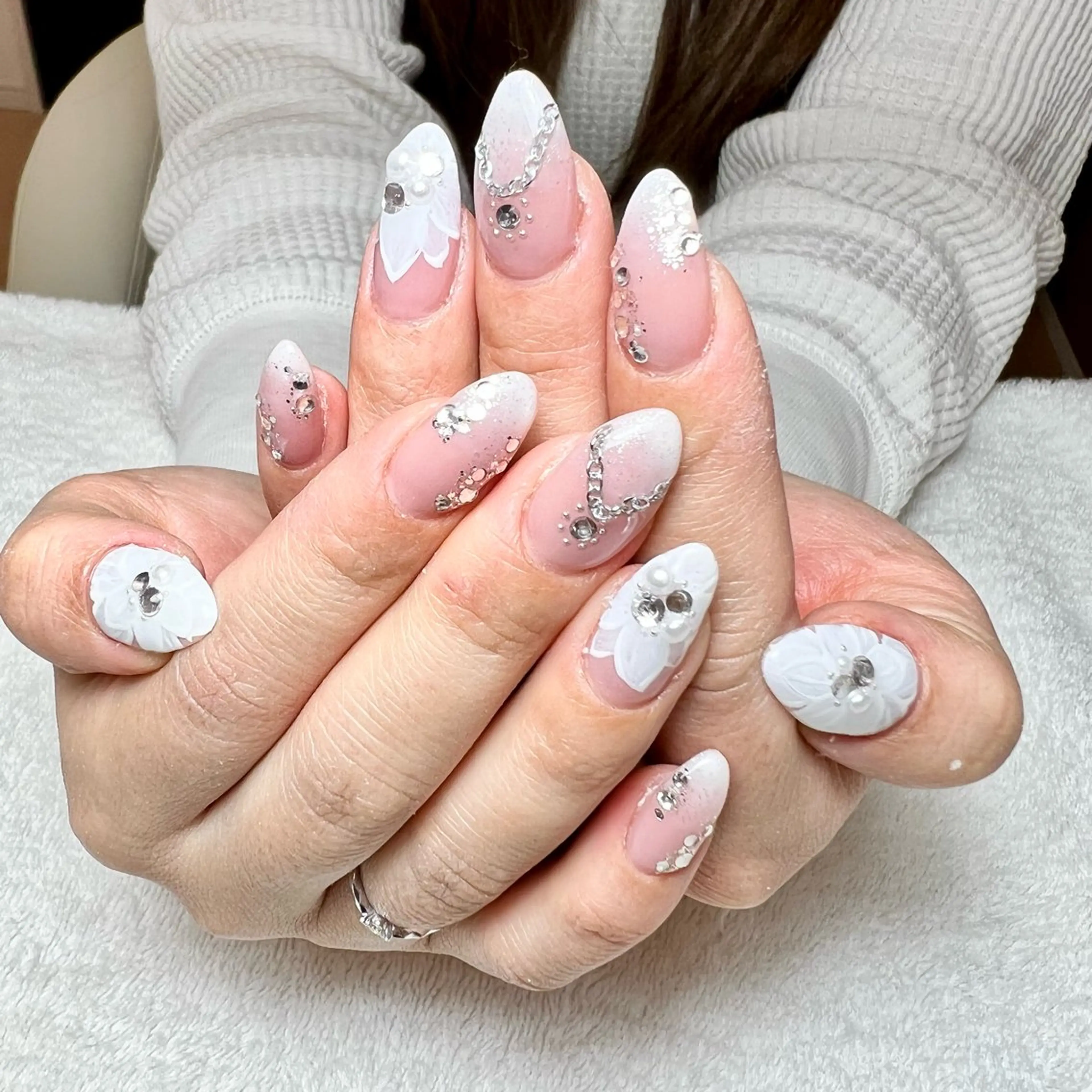 ネイル フラワーネイル ブライダルネイル COCO+所属・COCO +のエステ・リラクイメージ