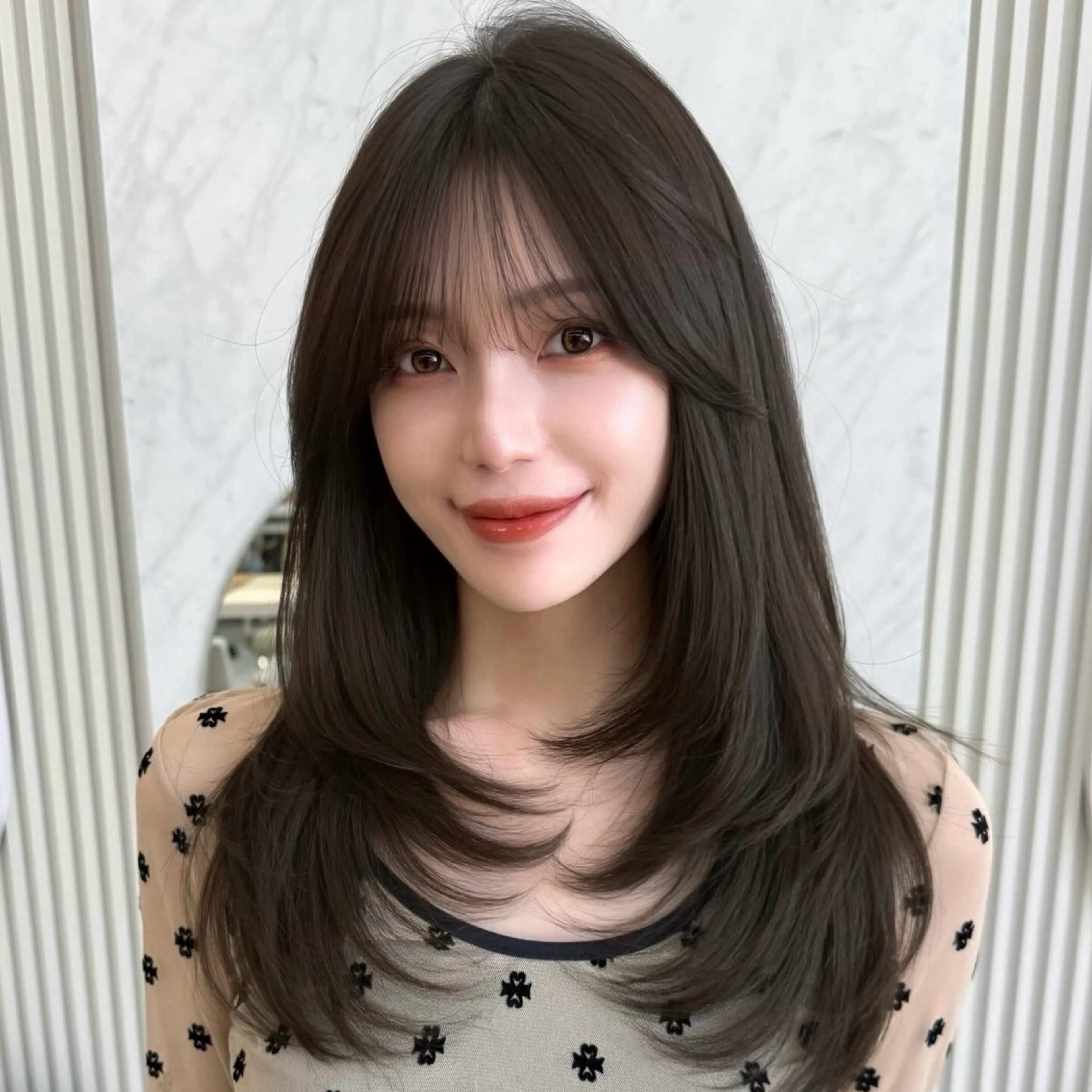 セミロング カラー カット トリートメント 似合わせレイヤー 透明感カラーのヘアスタイル