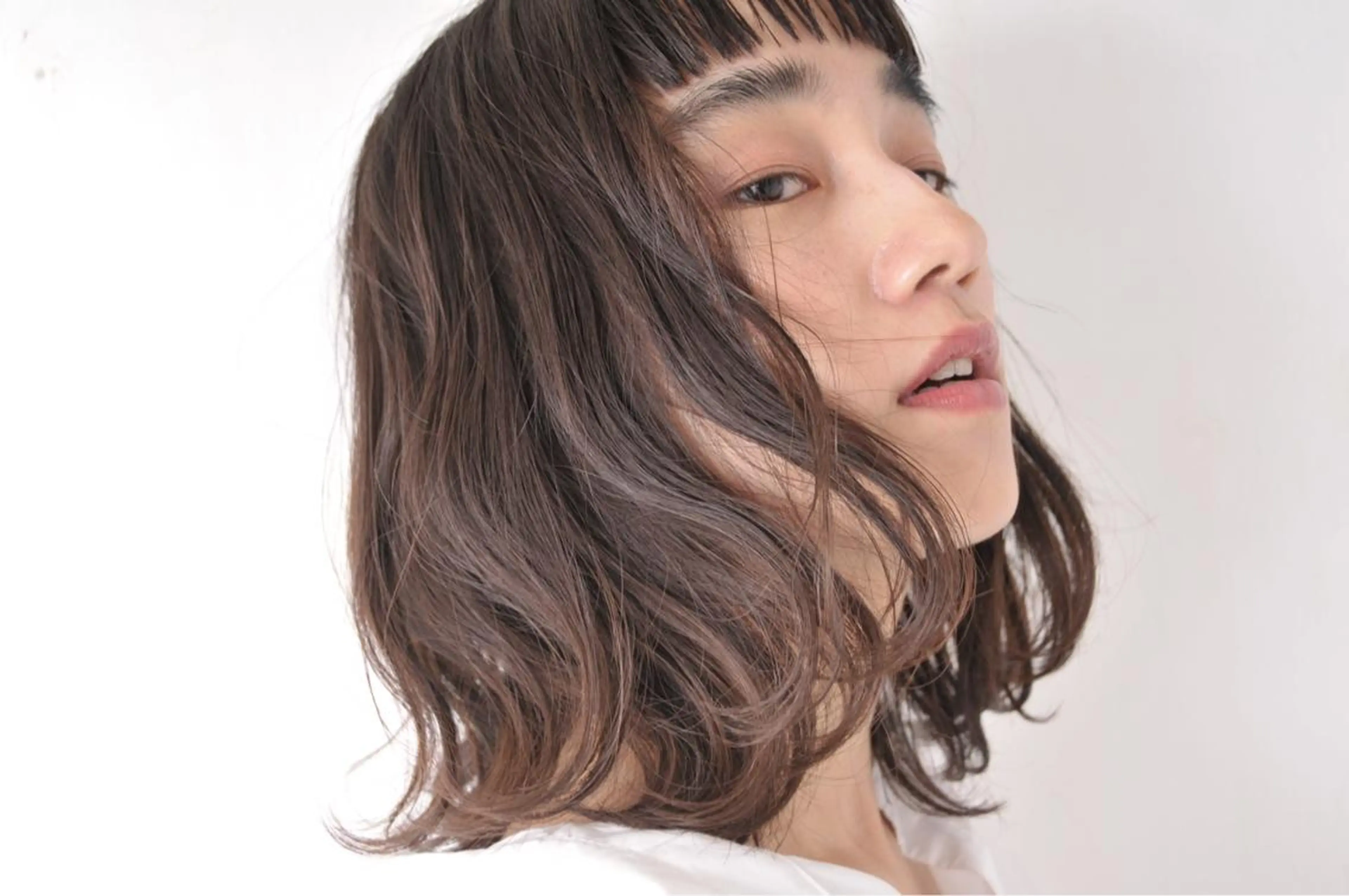 ミディアム カラー ボブ オン眉 外ハネヘア fukuyasu rikaのネイルデザイン