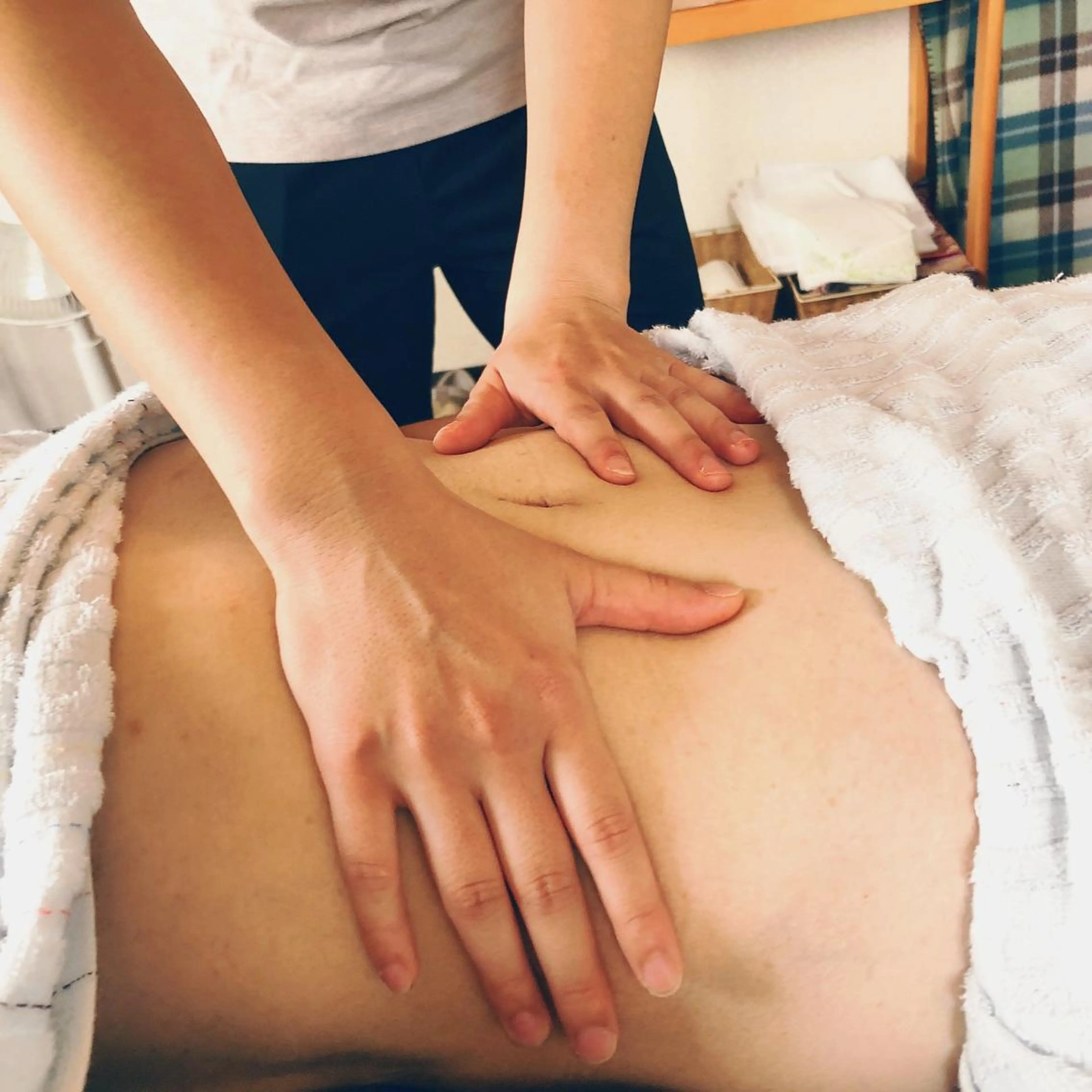 お腹のアロマ（ゆったりお腹のアロマケア、脂肪の燃焼・内臓の調整・便秘・メタボリック対策、精神的ストレスにも効果的です）の写真