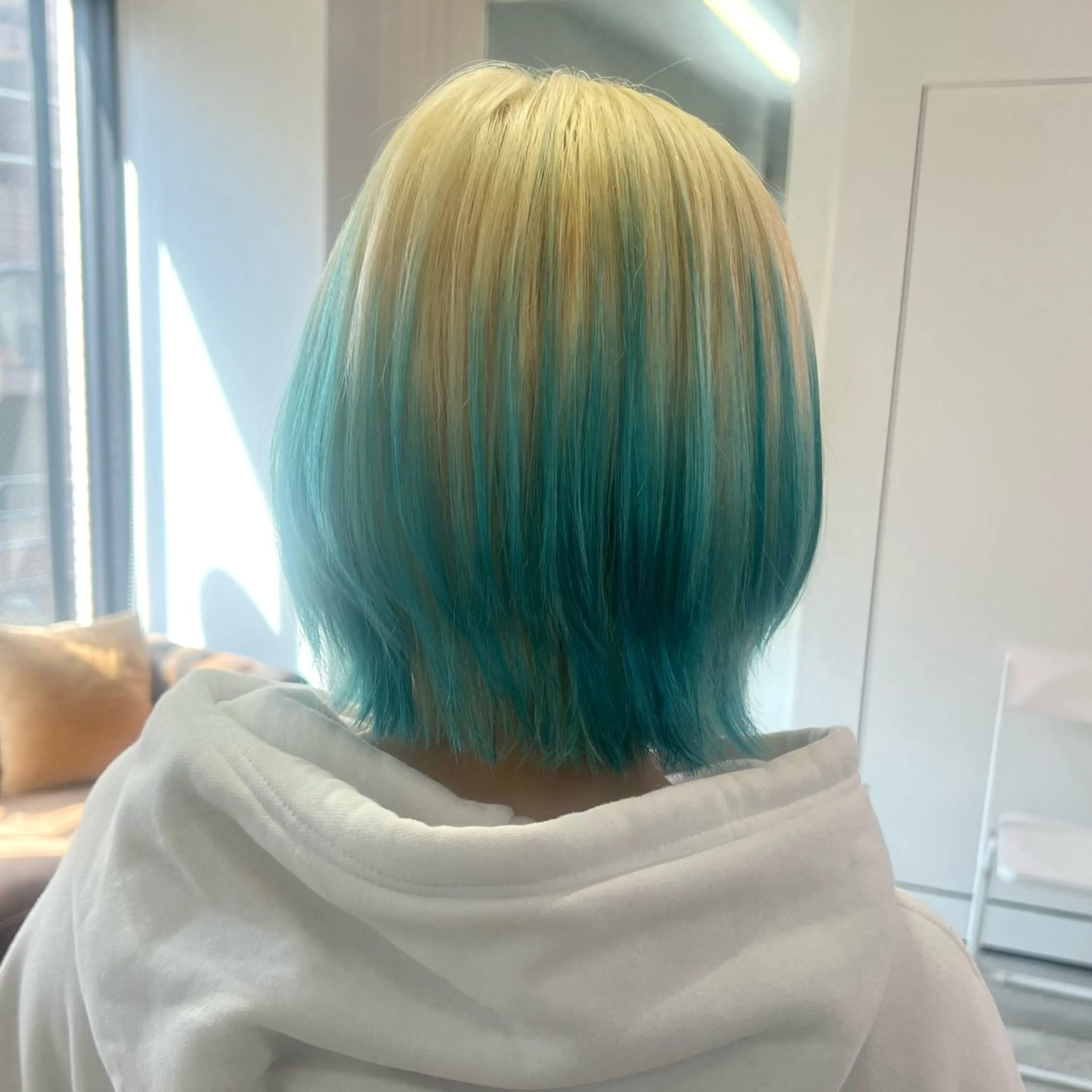 ショート カラー ヘアアレンジ ヘアカラー トリートメント 🧨ブリーチー×ボブ レイヤー💎じゅえるのヘアスタイル