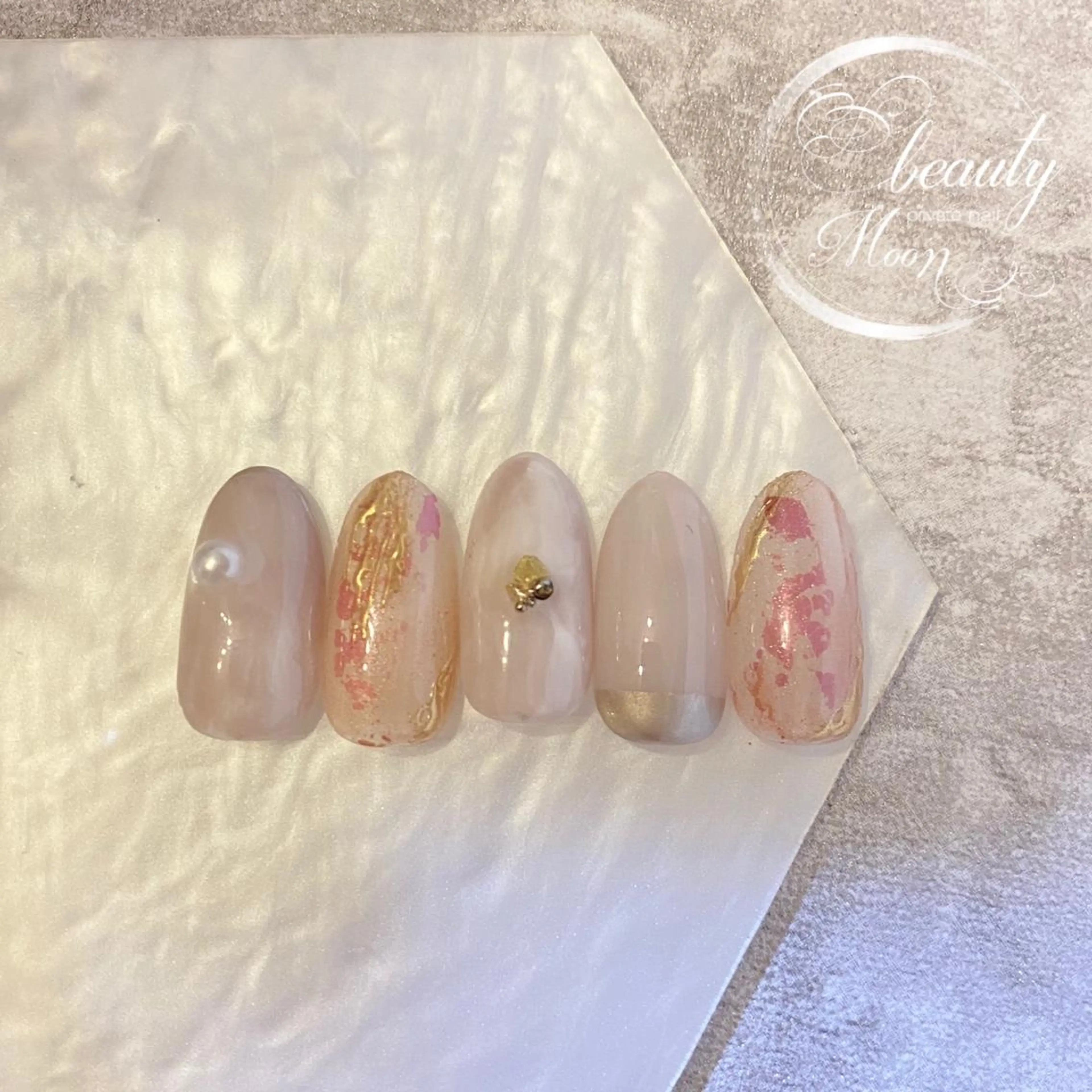 ネイル アートネイル ゴールド ハート マットネイル ミラーネイル ハンドネイル beauty ☪︎moonのネイルデザイン