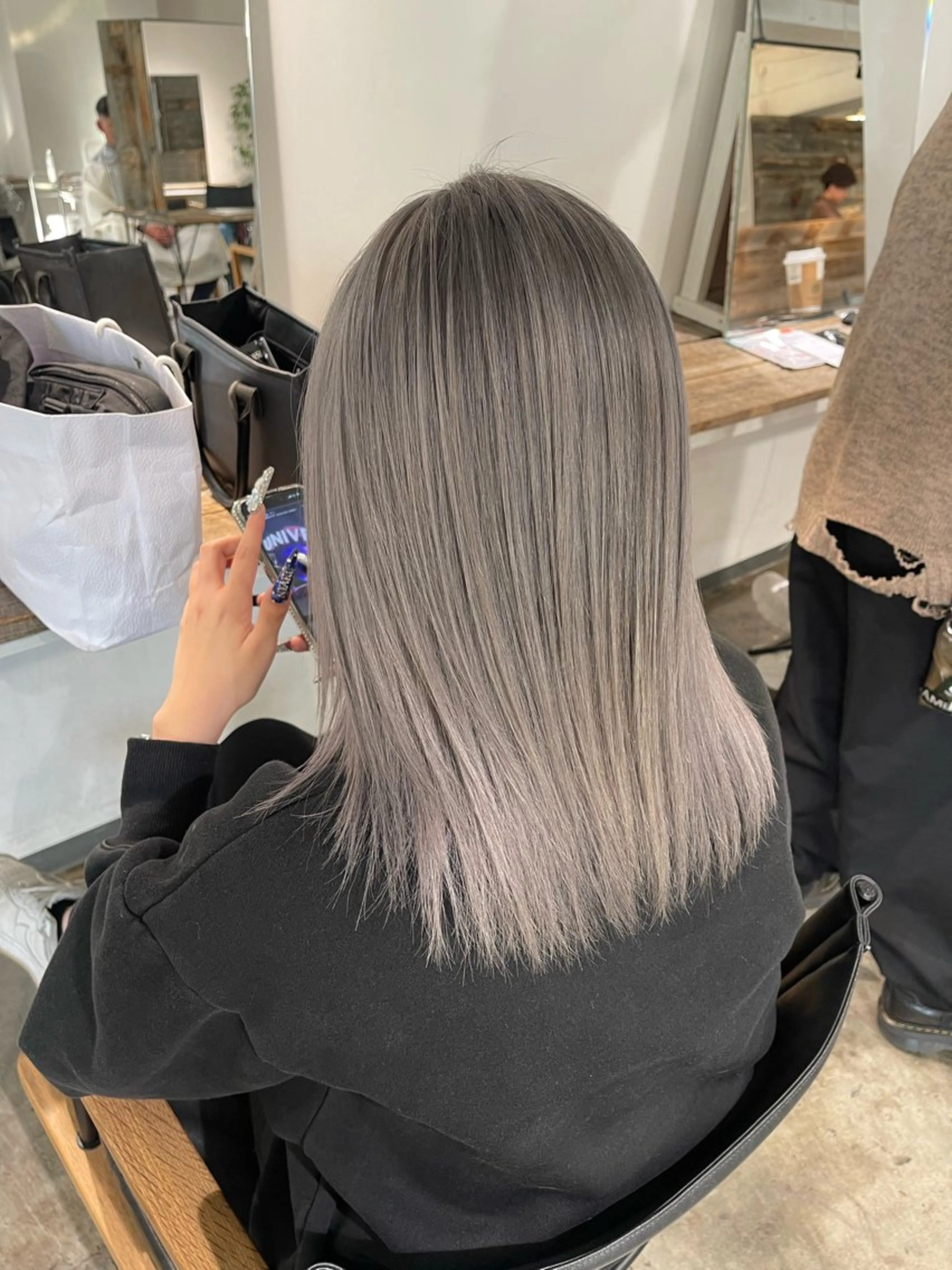 セミロング カラー ブリーチ デザインカラー ハイトーンカラー シルバー ムラ修正/ ハイトーン💖Riaのヘアスタイル