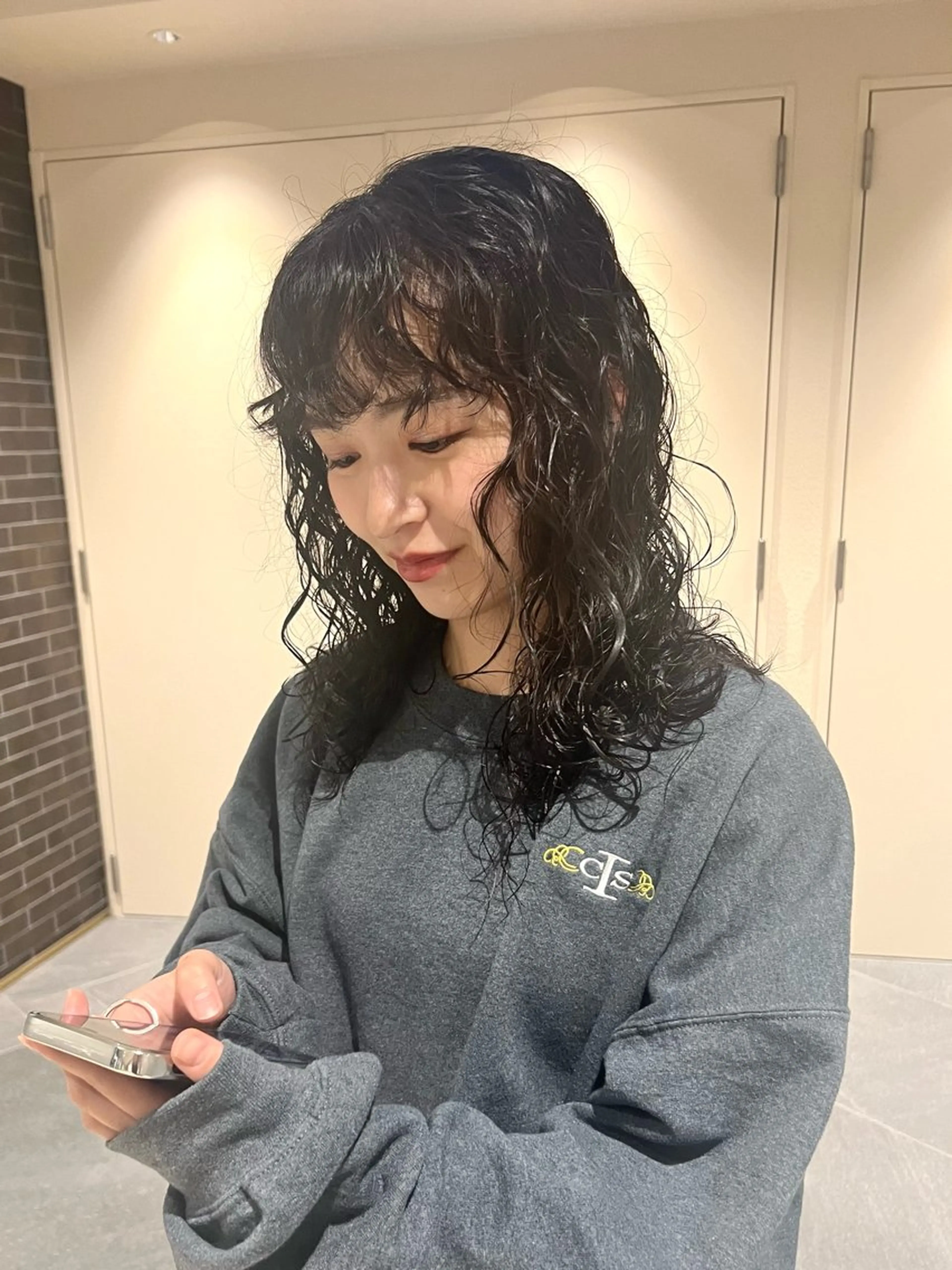 ミディアム ミディアムレイヤー ミディアムパーマ レイヤーカット ウルフカット カット パーマ トリートメント しおり/パーマ/ newi町田のヘアスタイル