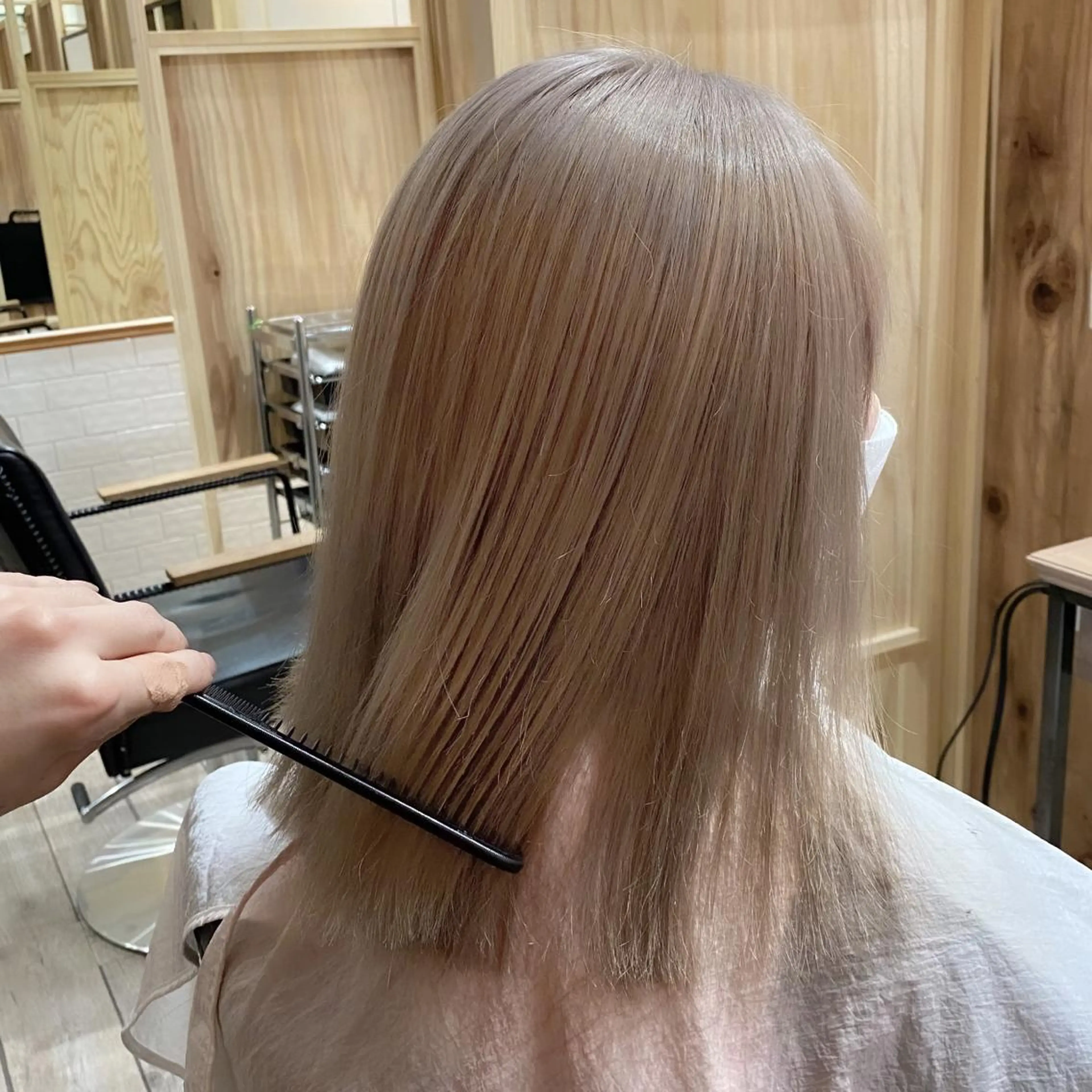 ミディアム ブリーチなしカラー/ 顔周りレイヤーカットのヘアスタイル