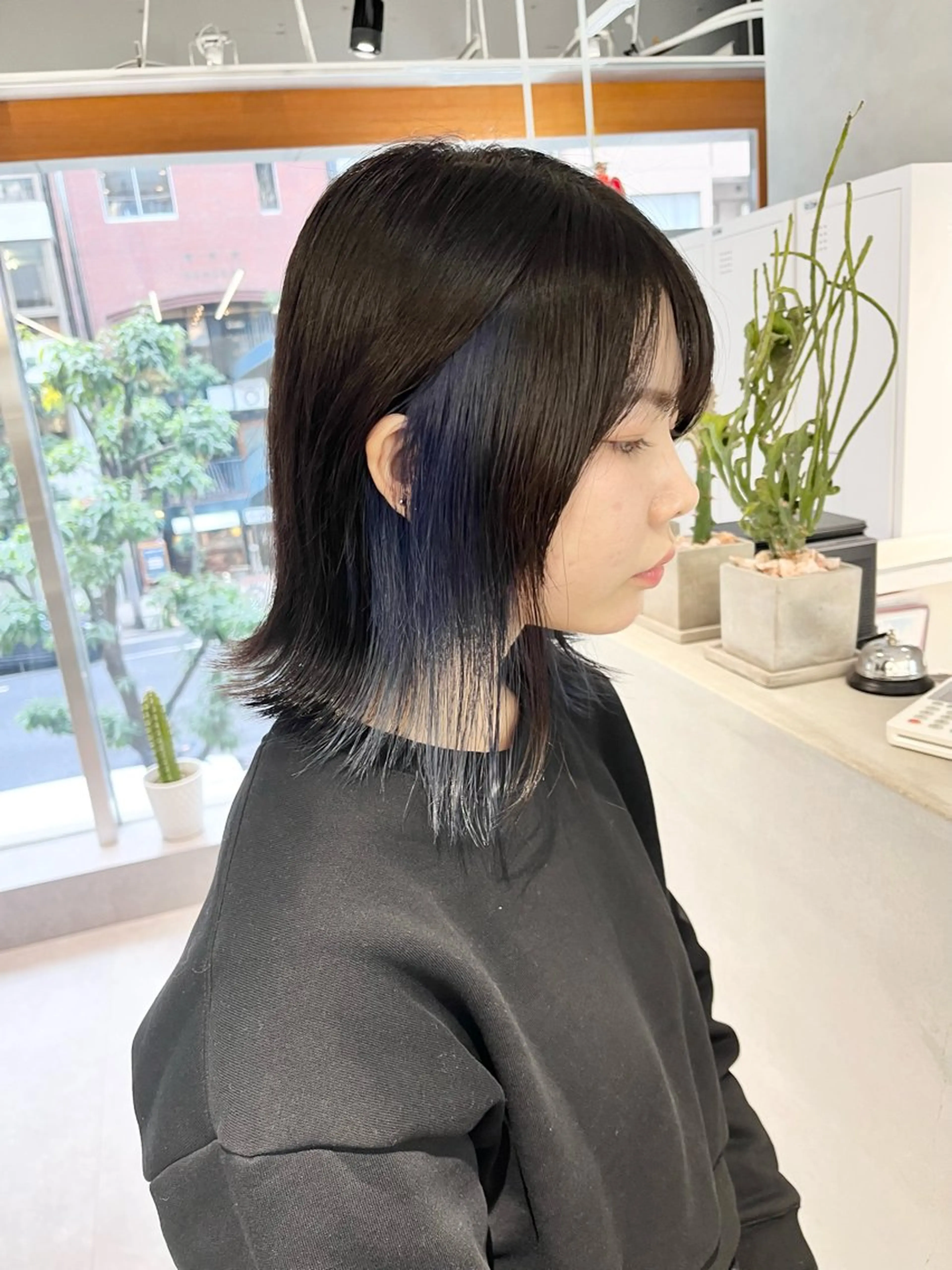 ショート カラー 前下がりボブ ブルーカラー デザインカラー ダブルカラー ハイトーンカラー デザインカラー 小西勇次のヘアスタイル