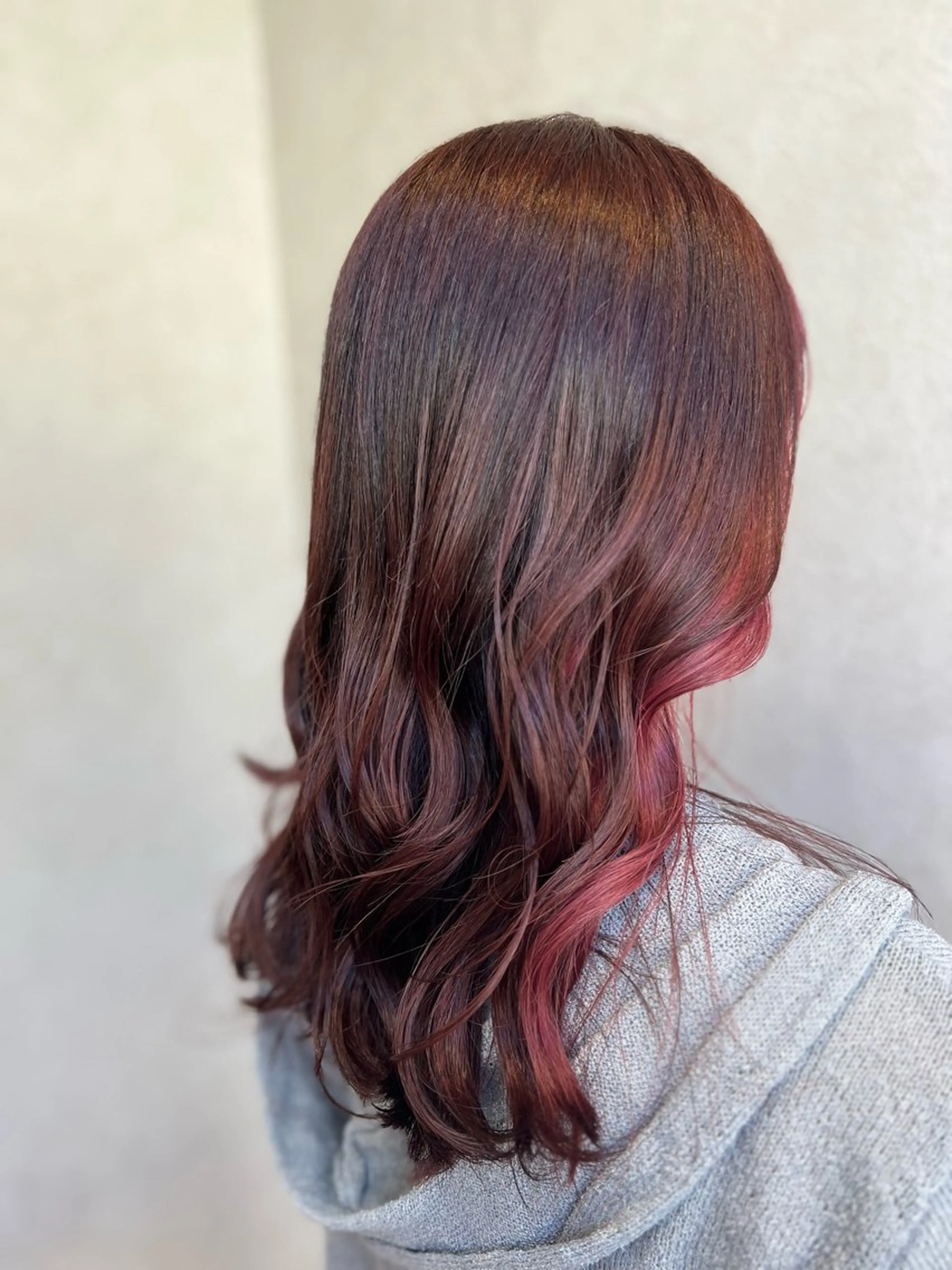 ロング カラー ブリーチ ブラウンカラー イヤリングカラー ピンクカラー ピンクブラウン ヘアカラー トリートメント "今"だけでない美髪 KOTOMIのヘアスタイル