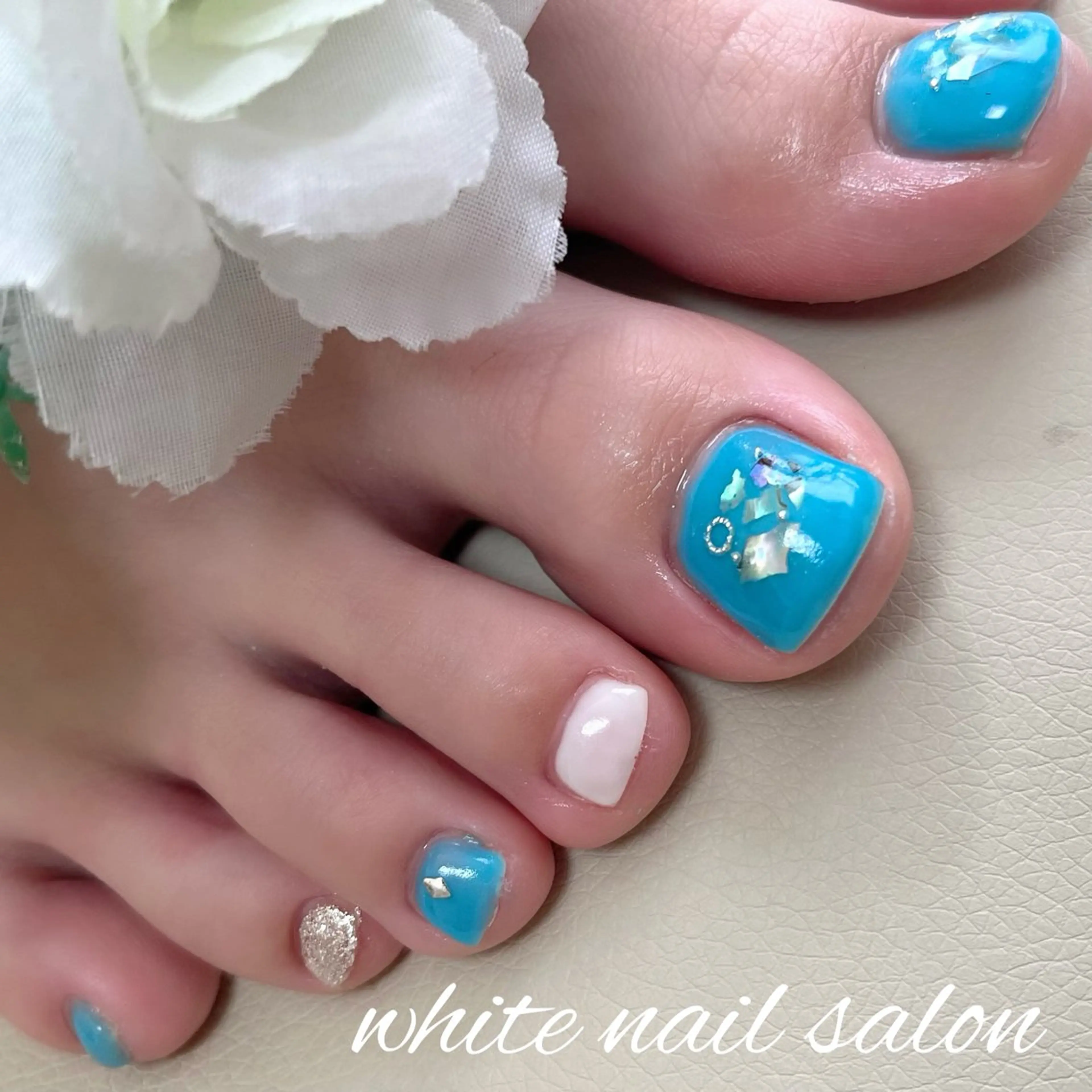 ネイル フットネイル ジェルネイル ハードジェル ラメ(グリッター) 持ち込み フットネイル white nail salonのネイルデザイン