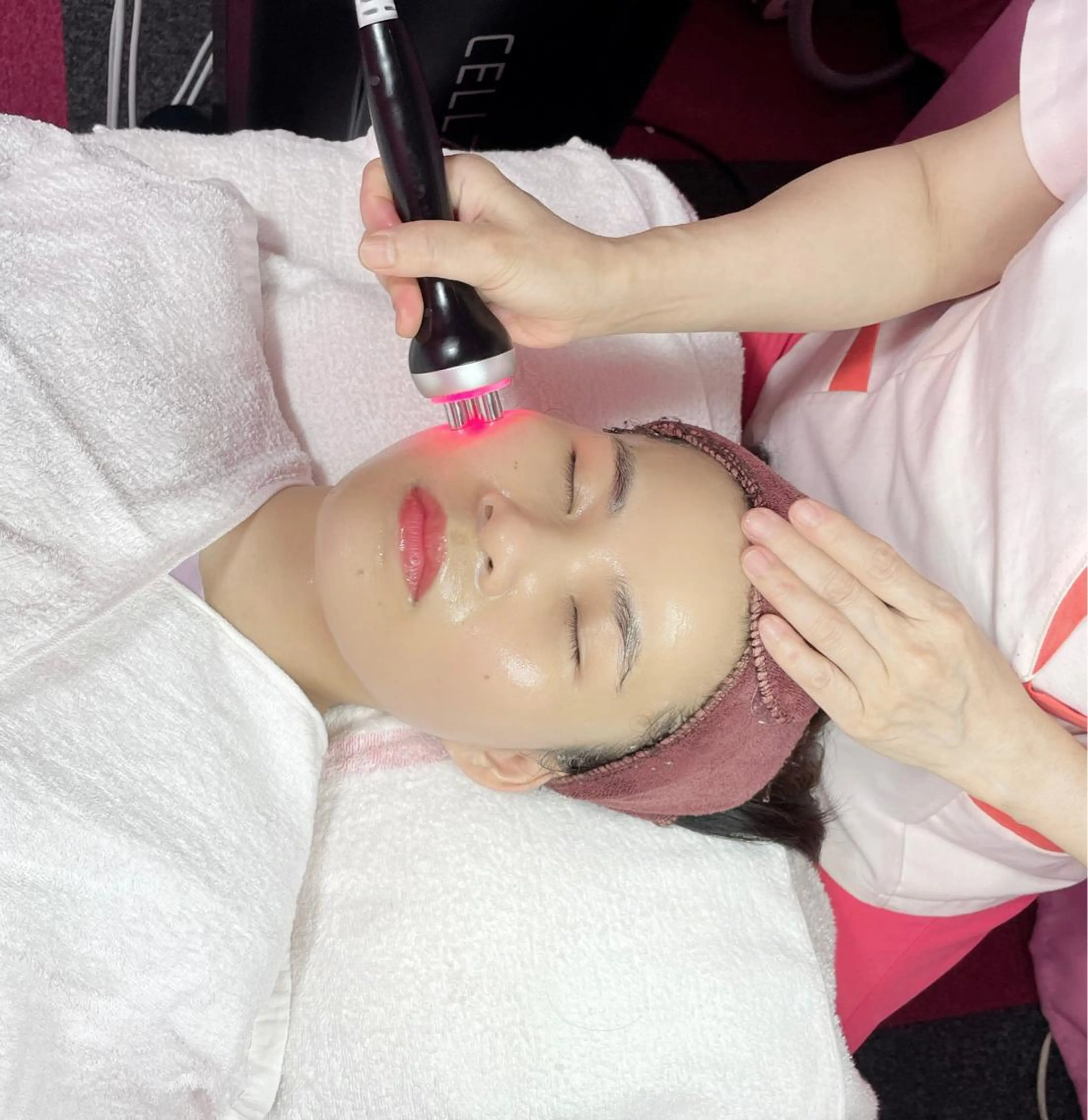 🈹美肌コース🌸暖かいラジオ派+EMSポーレション美容液導入＋小顔コルギカッサ＋美白鎮静幹細胞パック＋ヘッド💕の写真